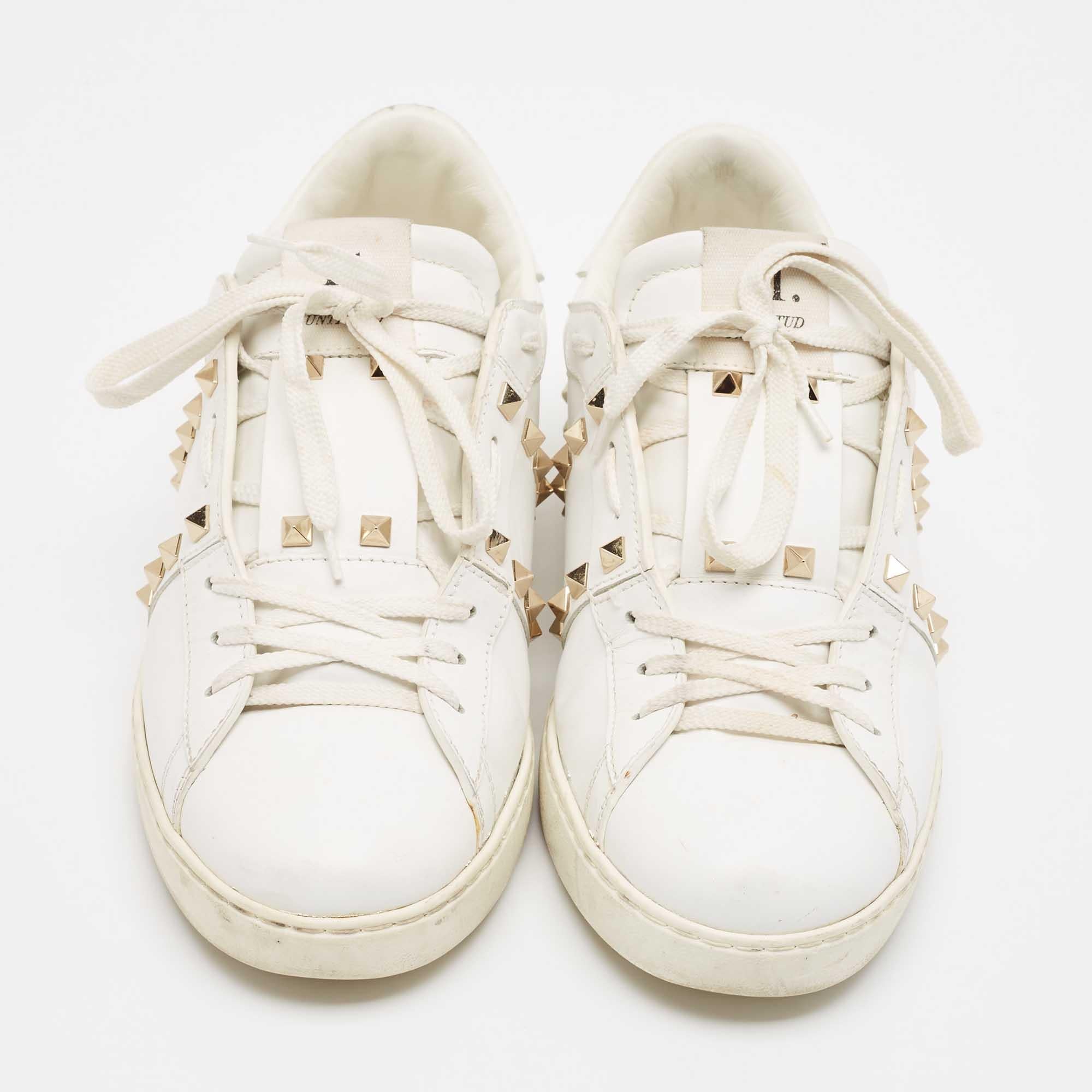 Valentino White Leather Rockstud Lace Up Sneakers Size 43 In Good Condition In Dubai, Al Qouz 2