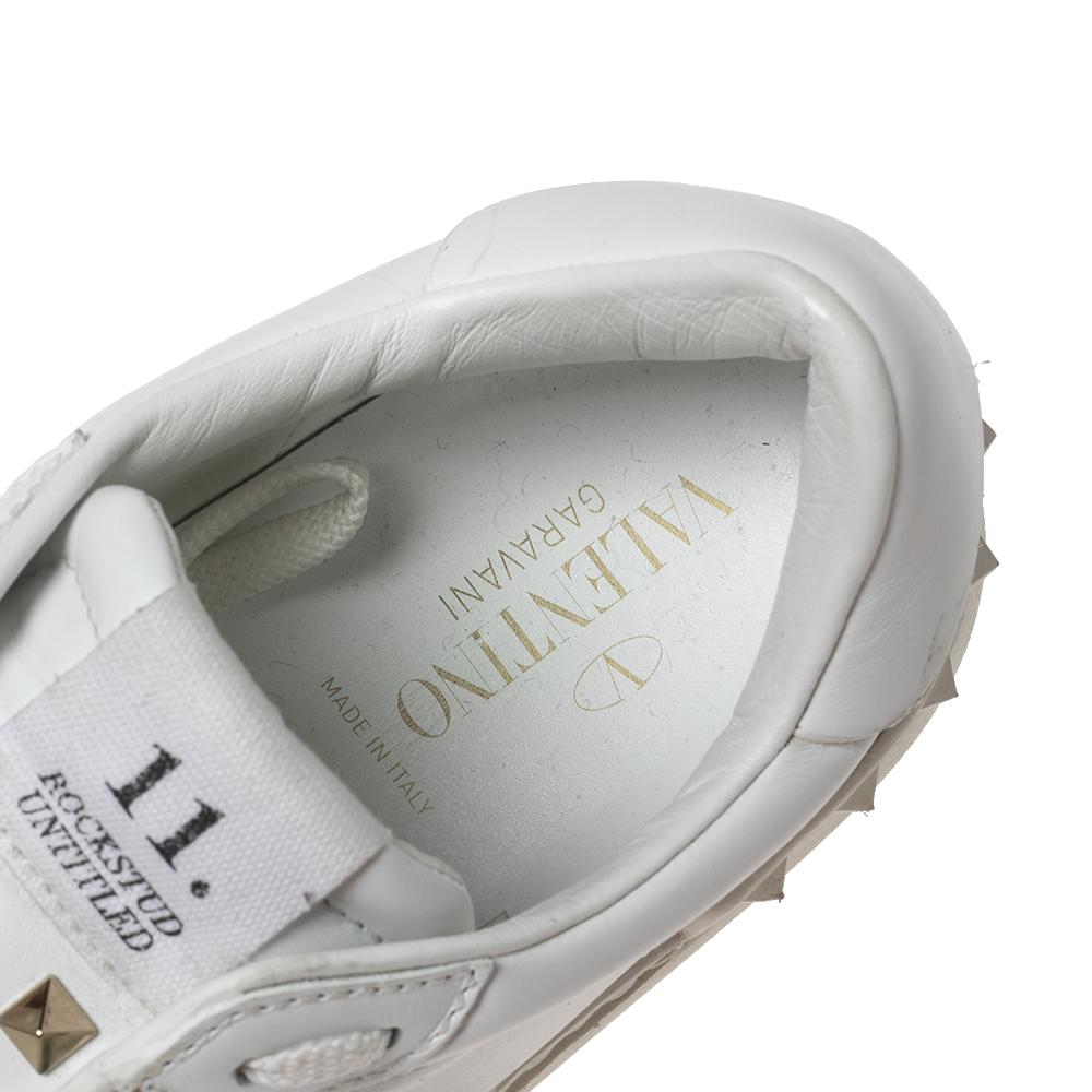 Valentino White Leather Rockstud Sneakers Size 39 In Good Condition In Dubai, Al Qouz 2