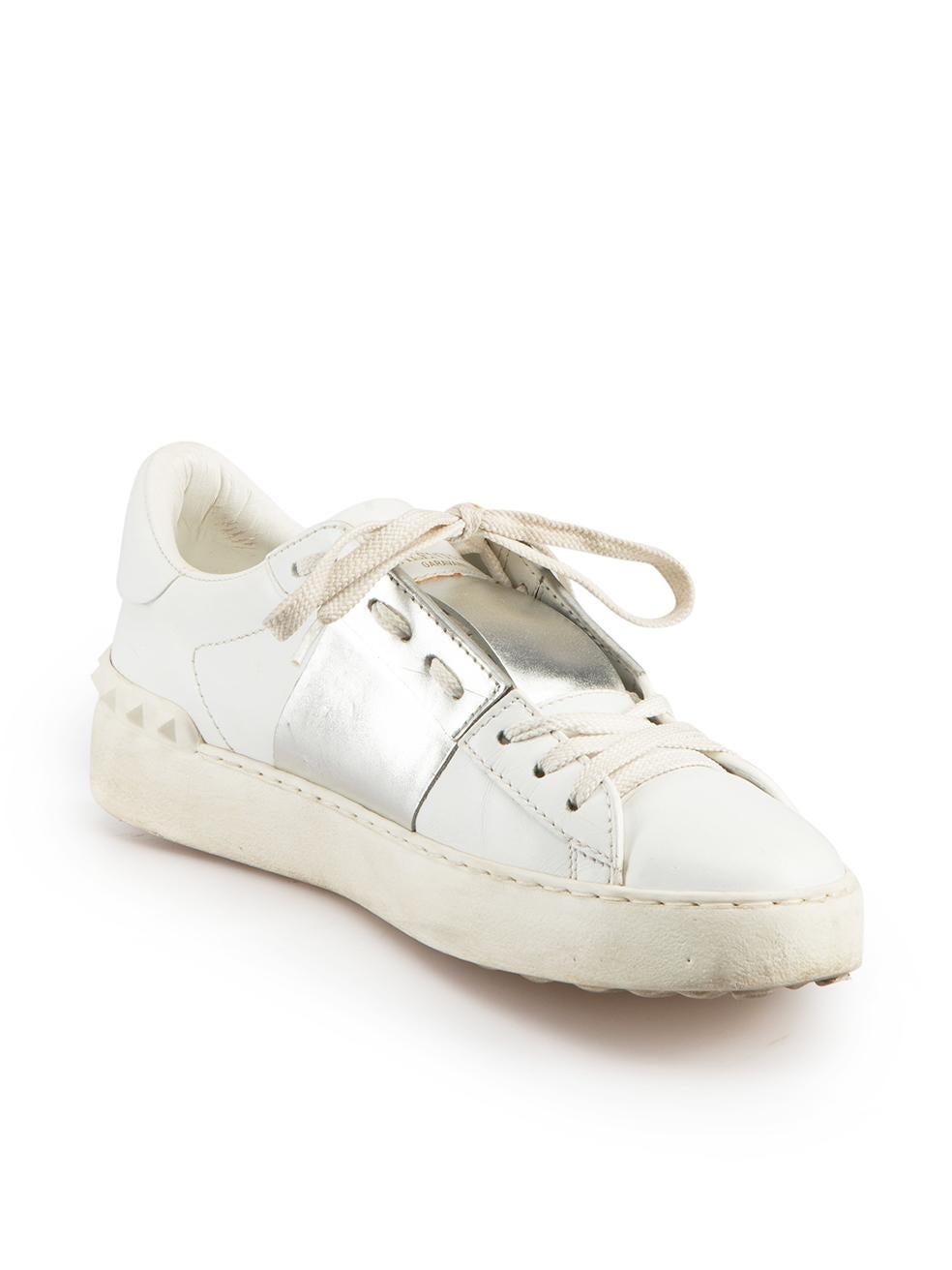 CONDITION is Good. Minor wear to trainers is evident. Light creasing to leather and scuff marks to overall shoe on this used Valentino designer resale item.
  
Details
White
Leather
Trainers
Round toe
Lace up fastening
Silver metallic panel
Rockstud