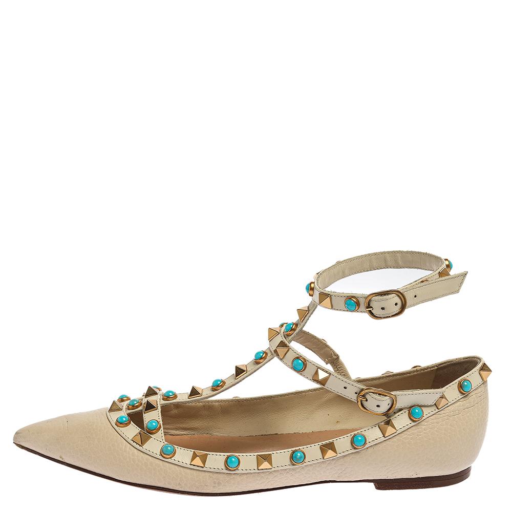 How can one not fall in love with these ballet flats by Valentino! They've been beautifully crafted from quality leather in Italy and styled with pointed toes and studs on the straps. The white-hued ankle strap ballet flats will bring you countless