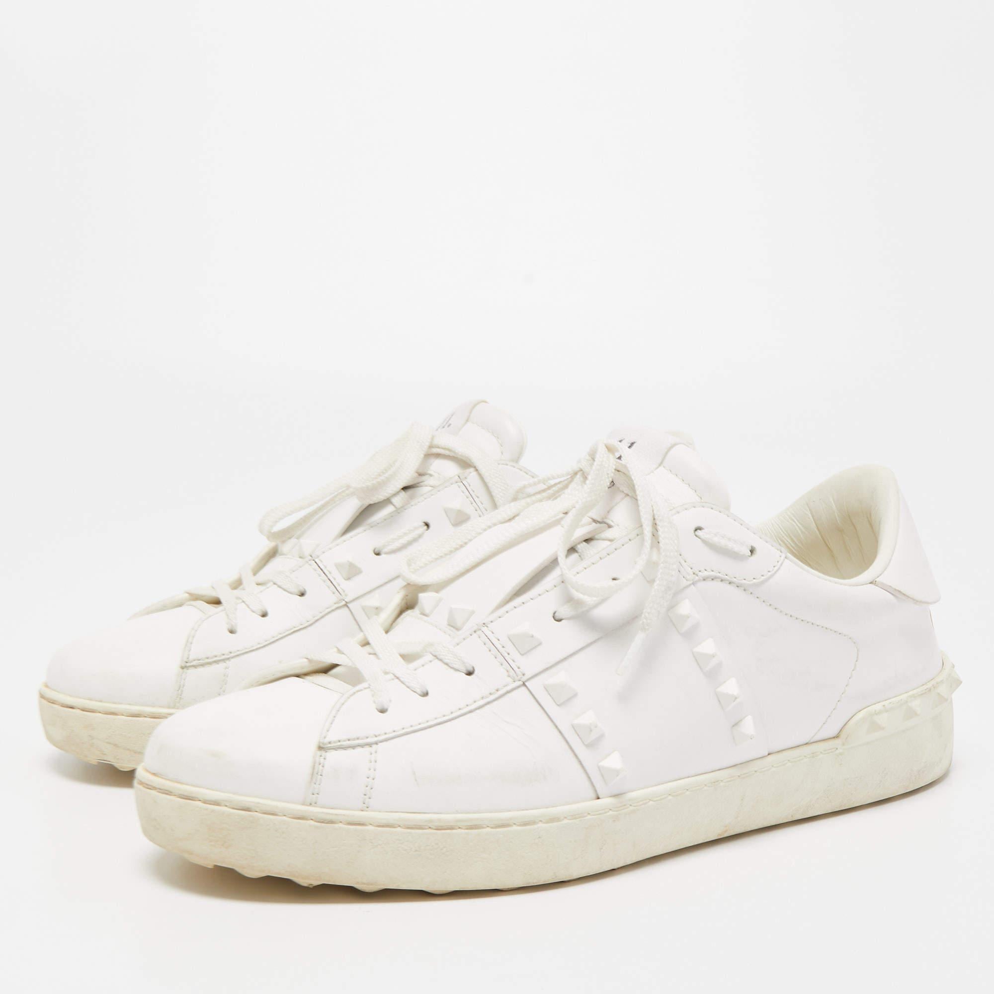 Valentino White Leather Studded Low Top Sneakers Size 44 In Good Condition In Dubai, Al Qouz 2