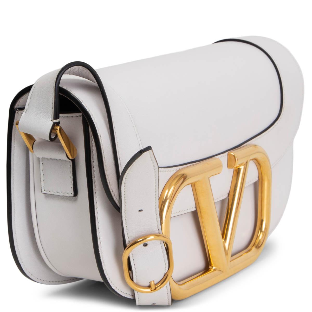 100% authentic Valentino Garavani SUPERVEE leather cross body bag in white calfskin. Comes with an adjustable shoulder strap and features a fold over front flap, gold tone VLOGO plaque and magnetic press stud. Lined in black leather and divided in