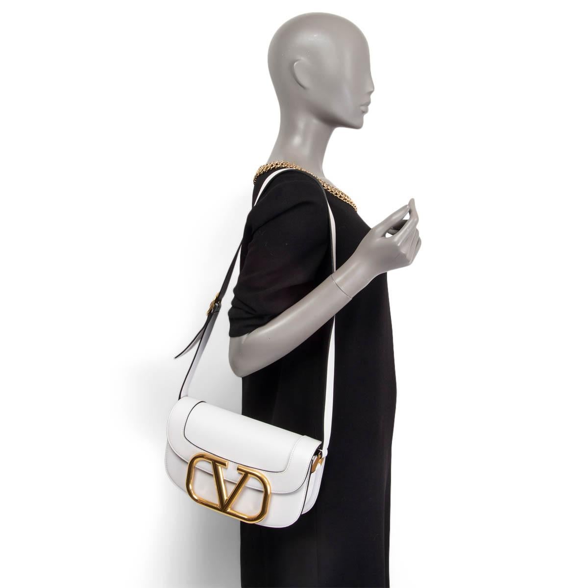 VALENTINO white leather SUPERVEE Crossbody Bag In Excellent Condition In Zürich, CH