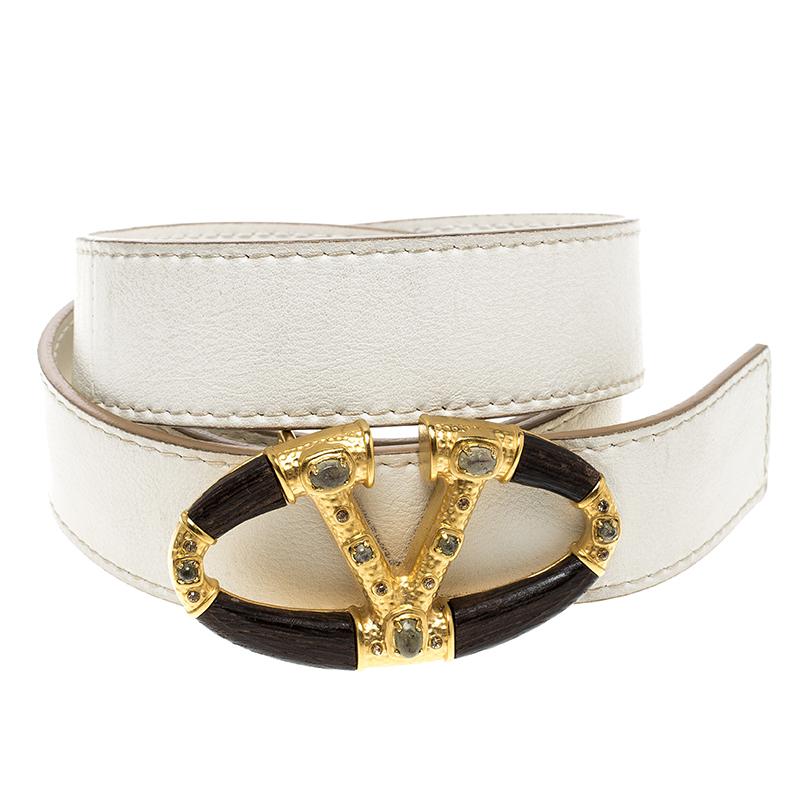 Designed in a fresh white hue, the Platino belt from the luxury brand Valentino has a wooden logo buckle detailed with gold-tone accents and studded gems. Made of leather, the belt is perfect to be worn for daily use. It can be used to accessorize