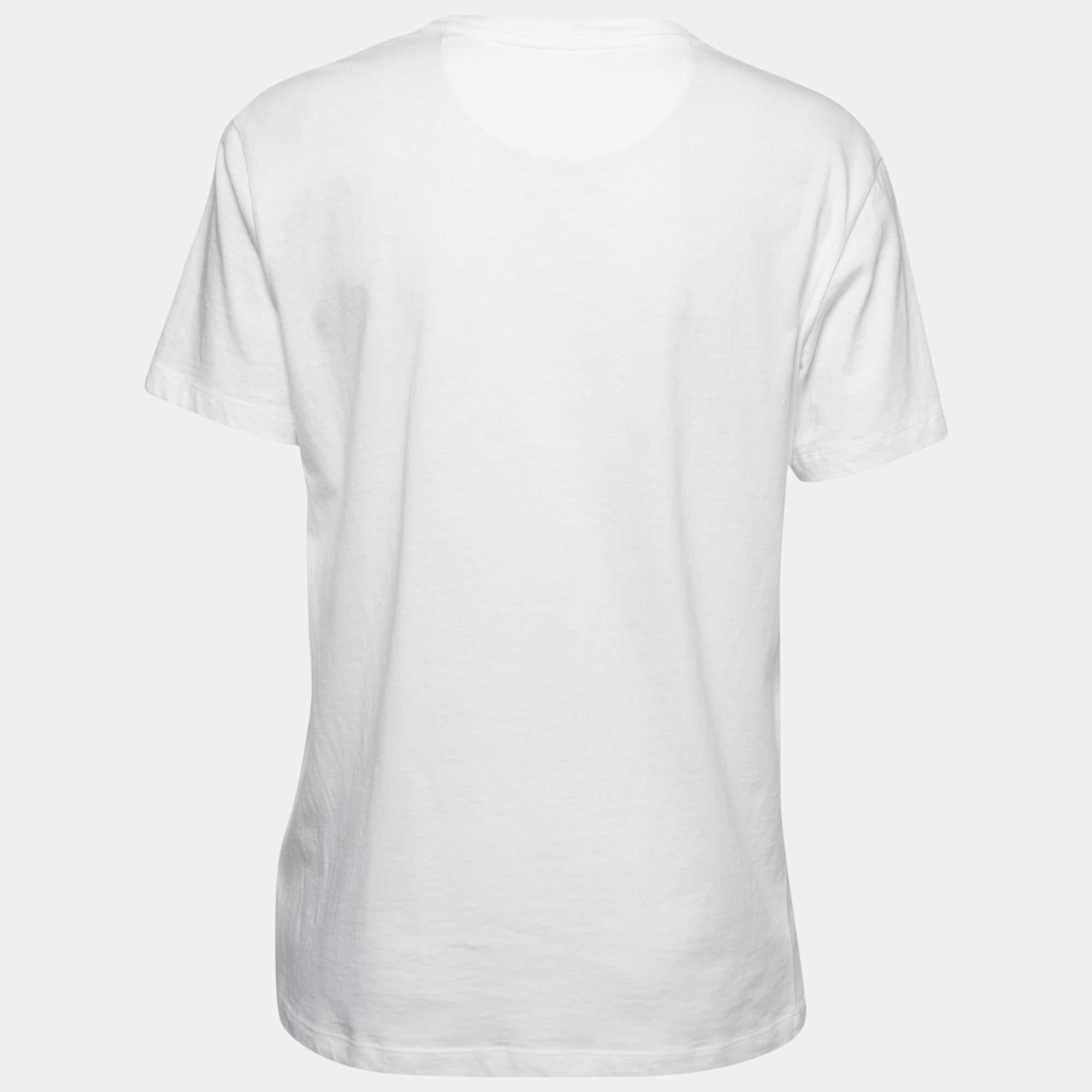Whether you want to go out on casual outings with friends or just want to lounge around, this t-shirt is a versatile piece and can be styled in many ways. It has been made using fine fabric. 