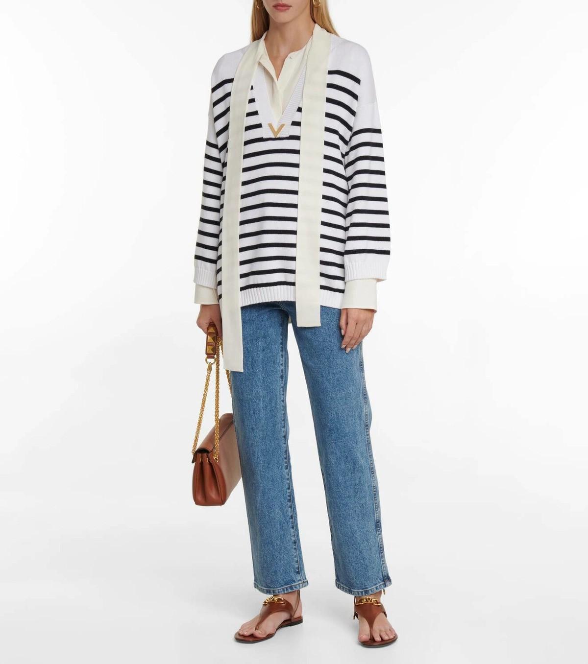 VALENTINO Weißer & marineblauer Baumwollpullover 2022 STRIPED DEEP V OVERSIZED Pullover S im Angebot 2