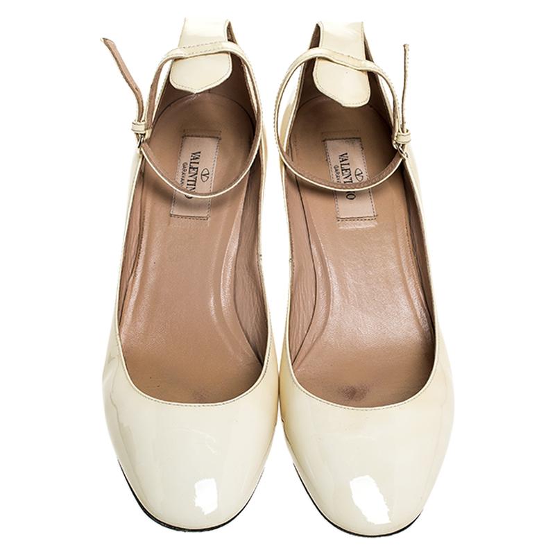 Elevate your everyday look by flaunting these pumps crafted from premium quality patent leather. This Valentino pair is styled with round toes, low heels and ankle fastenings. Add a touch of sophistication to your ensemble by wearing this pair of