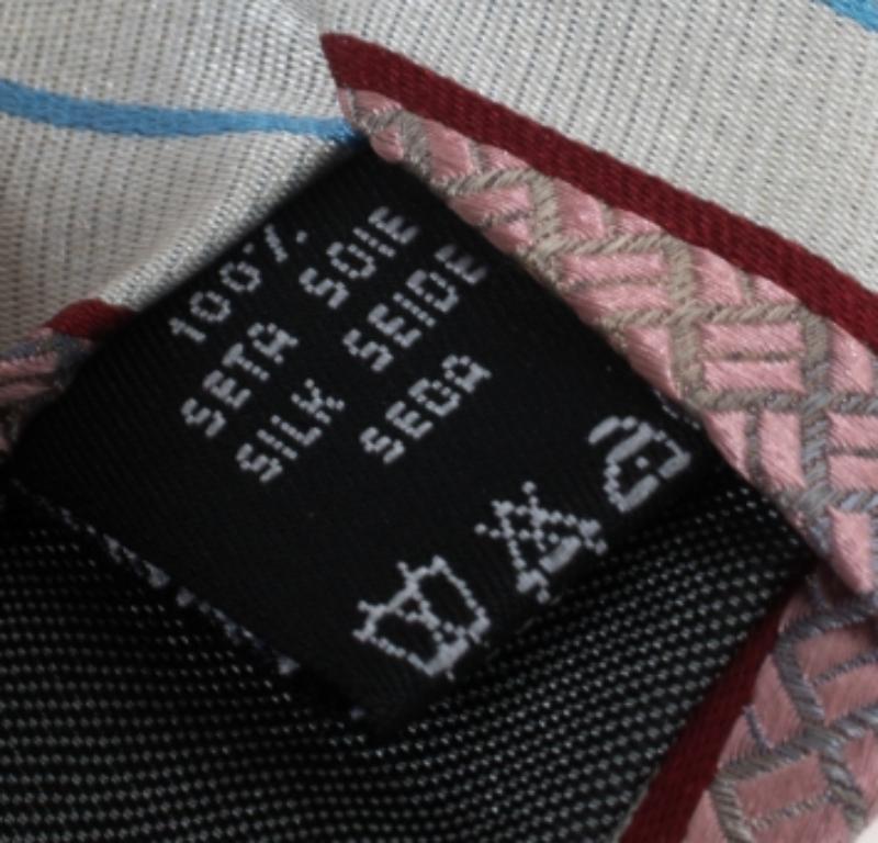Valentino White & Pink Diagonal Textured Stripe Silk Tie In Good Condition For Sale In Dubai, Al Qouz 2