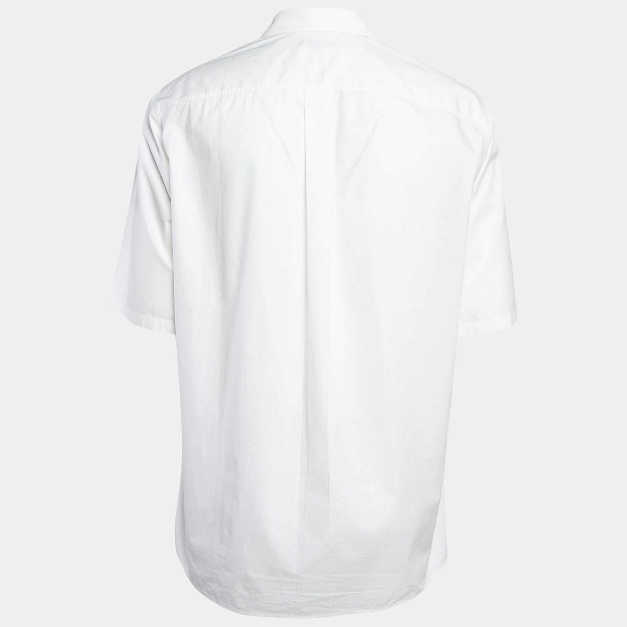 Questa camicia firmata è favolosa. È realizzata con materiali pregiati e presenta una silhouette aderente. Abbinalo a pantaloni e mocassini per un ensemble di tendenza.