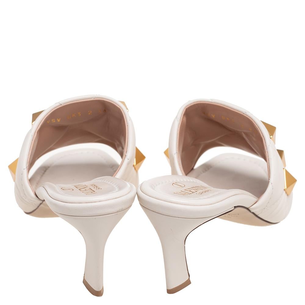 Valentino White Quilted Leather Roman Studs Slide Sandals Size 36 In Good Condition In Dubai, Al Qouz 2
