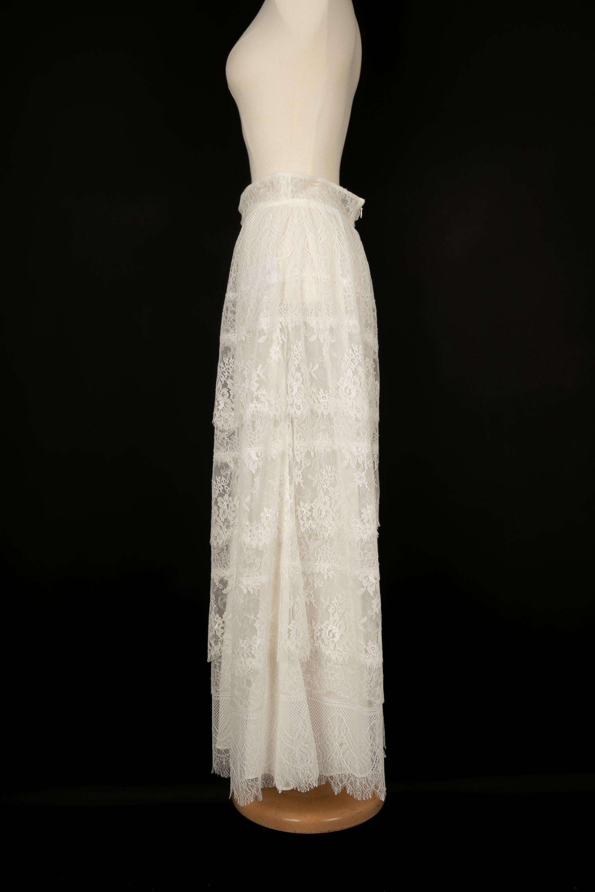 Valentino - (Made in Italy) White lace skirt with a silk lining. Size 42IT.

Additional information:
Condition: Very good condition
Dimensions: Waist: 40 cm - Length: 106 cm

Seller Reference: FJ137