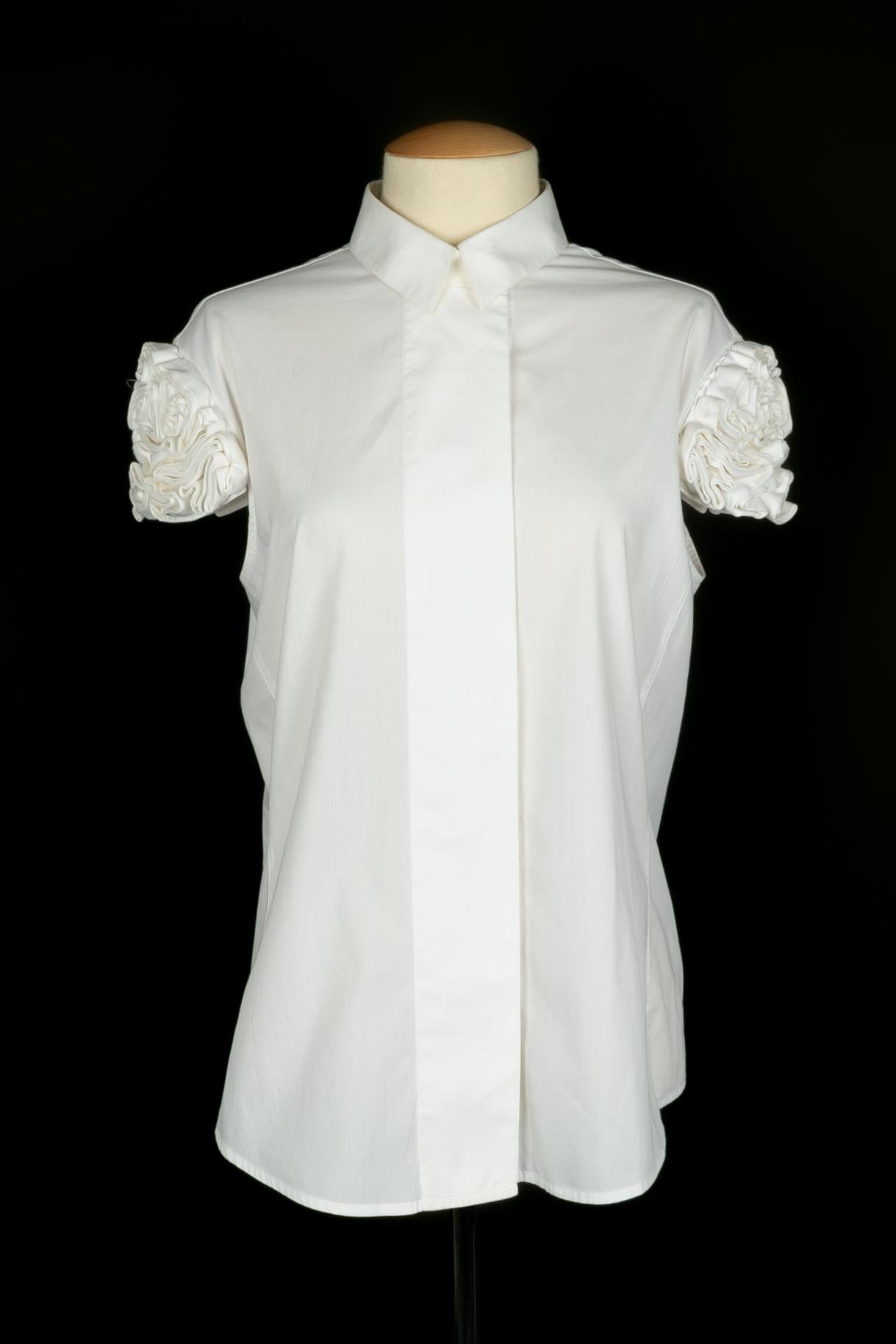 VALENTINO - Top blanco de algodón de manga corta con estampado 3D. No se indica la talla, se ajusta a una 36FR.

Estado:
Muy buen estado

Dimensiones:
Anchura de los hombros: 42 cm - Pecho: 51 cm - Longitud de las mangas: 13 cm - Largo: 65