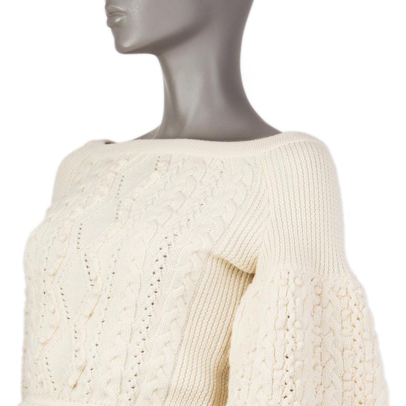 Valentino Pullover mit überschnittenen Schultern aus cremefarbener Schurwolle (100%). Mit Puffärmeln:: Zopfstrick:: gerippten Details und gerüschtem Saum. Wurde getragen und ist in ausgezeichnetem Zustand. 

Tag Größe S
Größe S
Brustumfang 80cm bis