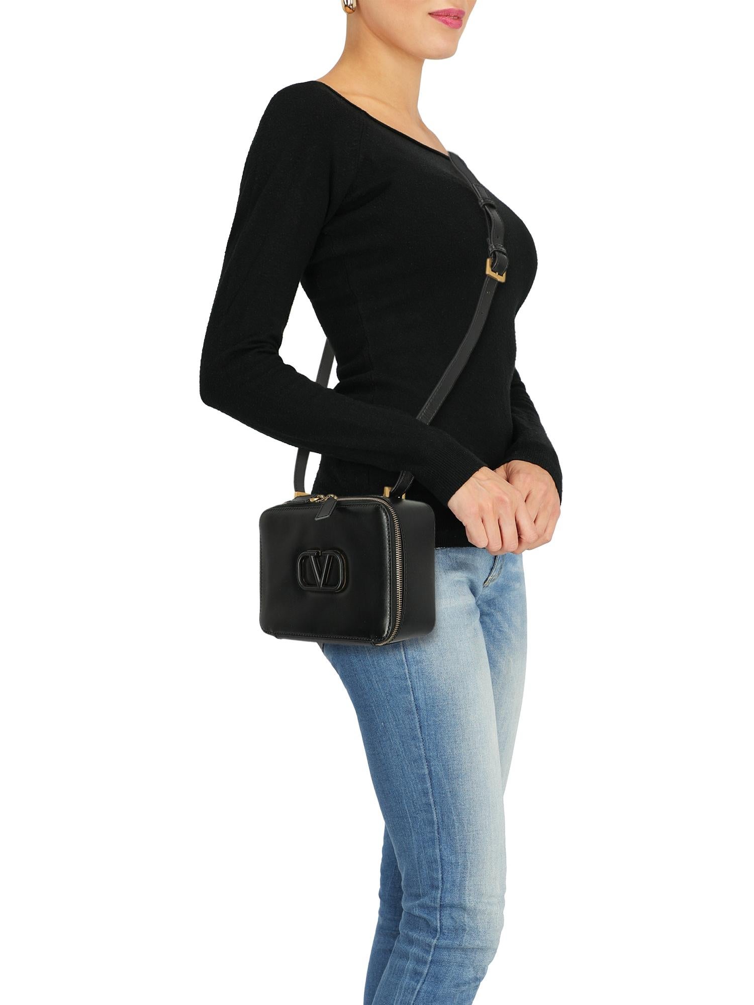 Woman, leather, solid color, front logo, adjustable shoulder strap, zipper fastening, gold-tone hardware, internal zipped pocket, day bag

Includes:
- Product care 
- Dust bag

Product Condition: Excellent
Lining: negligible marks. External Leather: