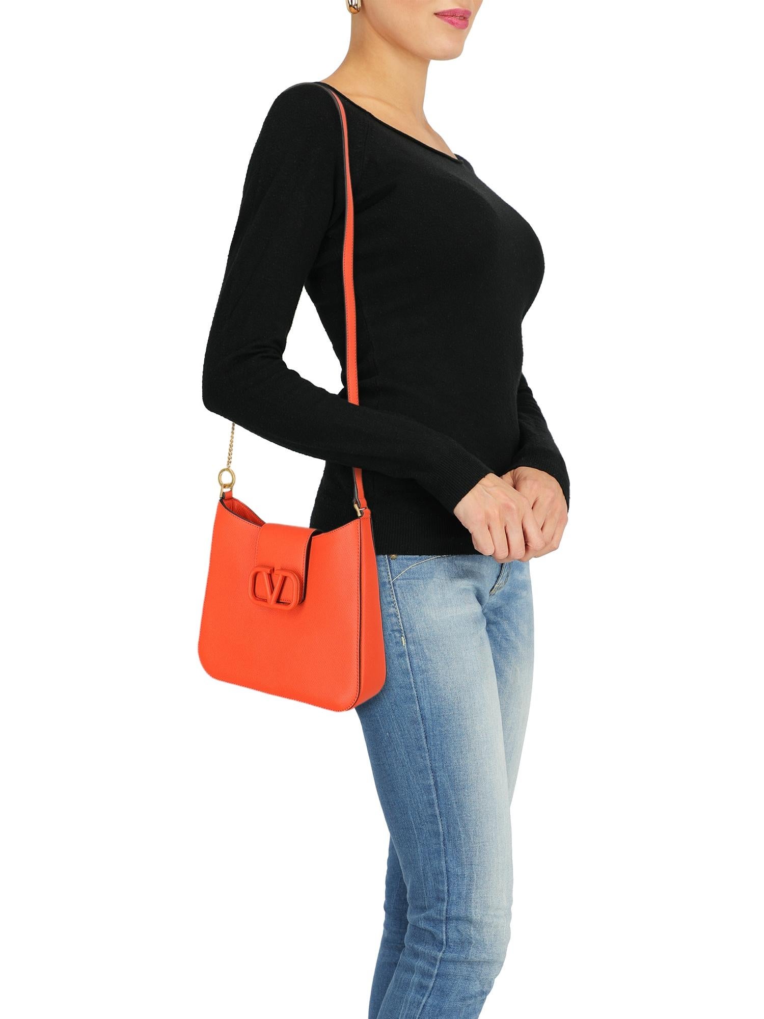 Woman, leather, solid color, front logo, magnetic closure, gold-tone hardware, internal zipped pocket, day bag

Includes:
- Dust bag
- Product care

Product Condition: Excellent

Measurements:
Height: 21 cm
Depth: 5 cm
Width: 23 cm
Shoulder Strap: