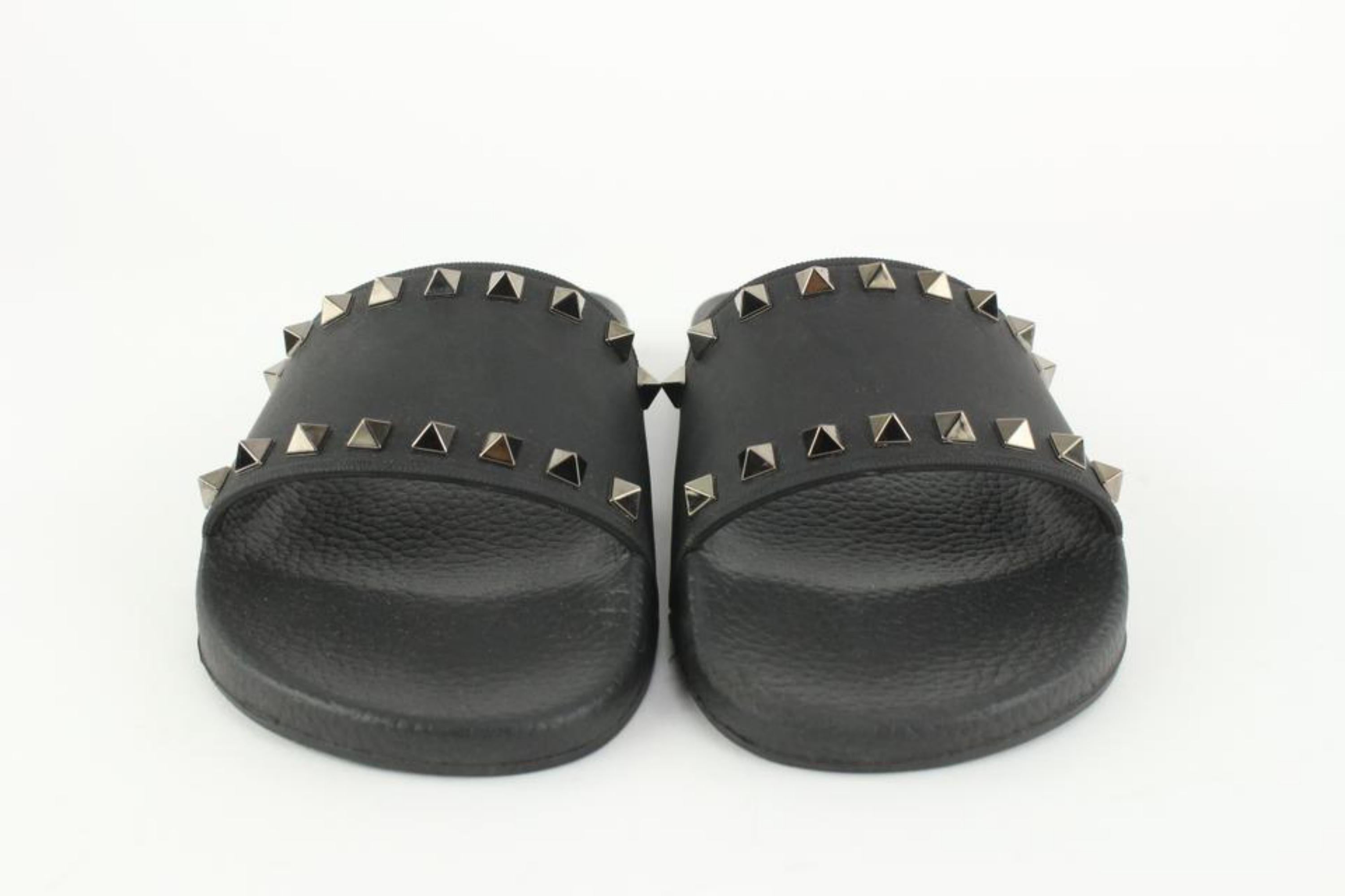 Valentino Women's 38 Black Rockstud Rubber Pool Slide Sandal 128v35 In Excellent Condition For Sale In Dix hills, NY