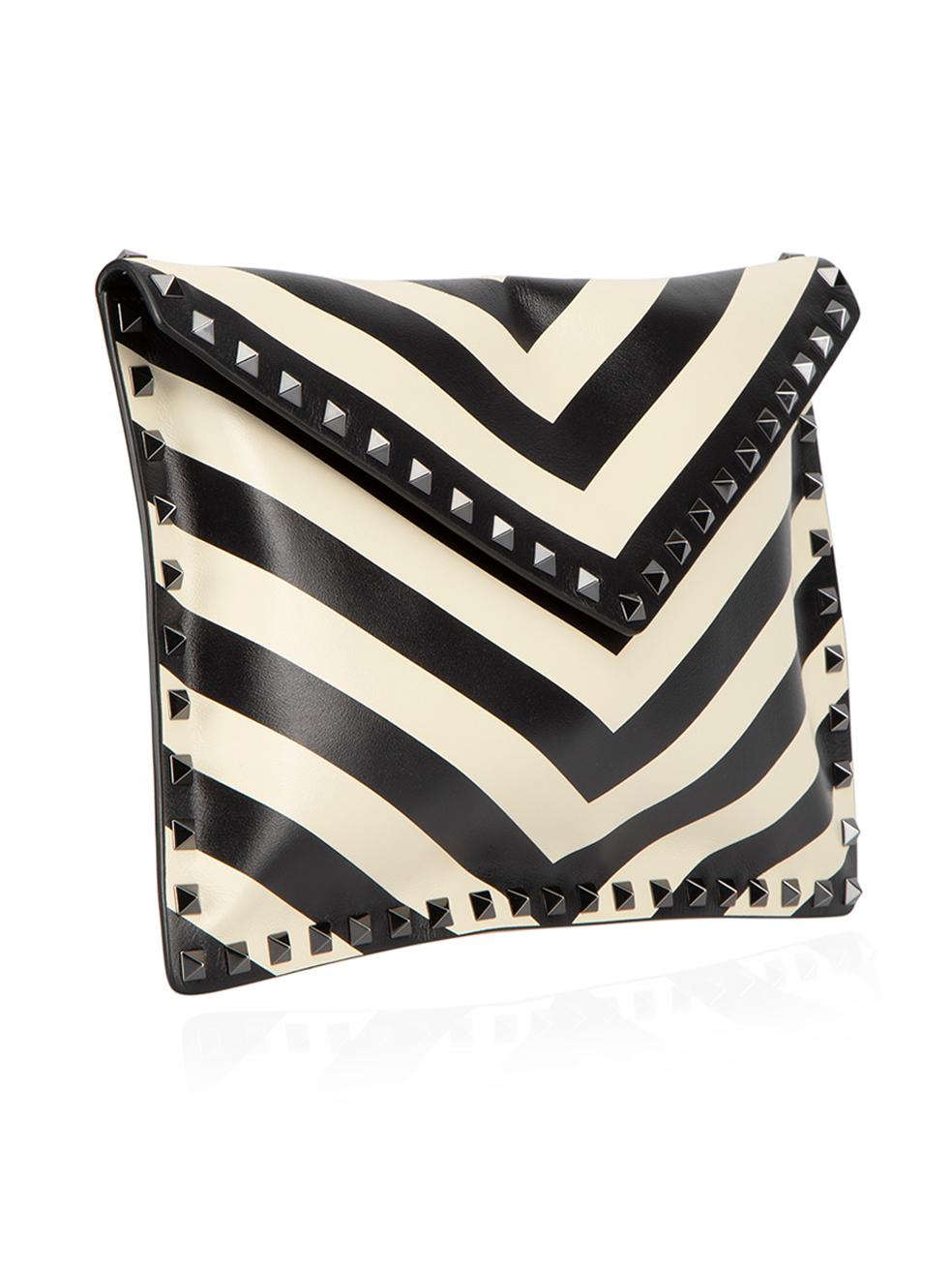 CONDITION is Very good. Hardly any visible wear to clutch is evident on this used Valentino designer resale item. This bag comes with original dust bag.



Details


Black & white

Leather

Medium envelope clutch bag

Chevron print

Studded