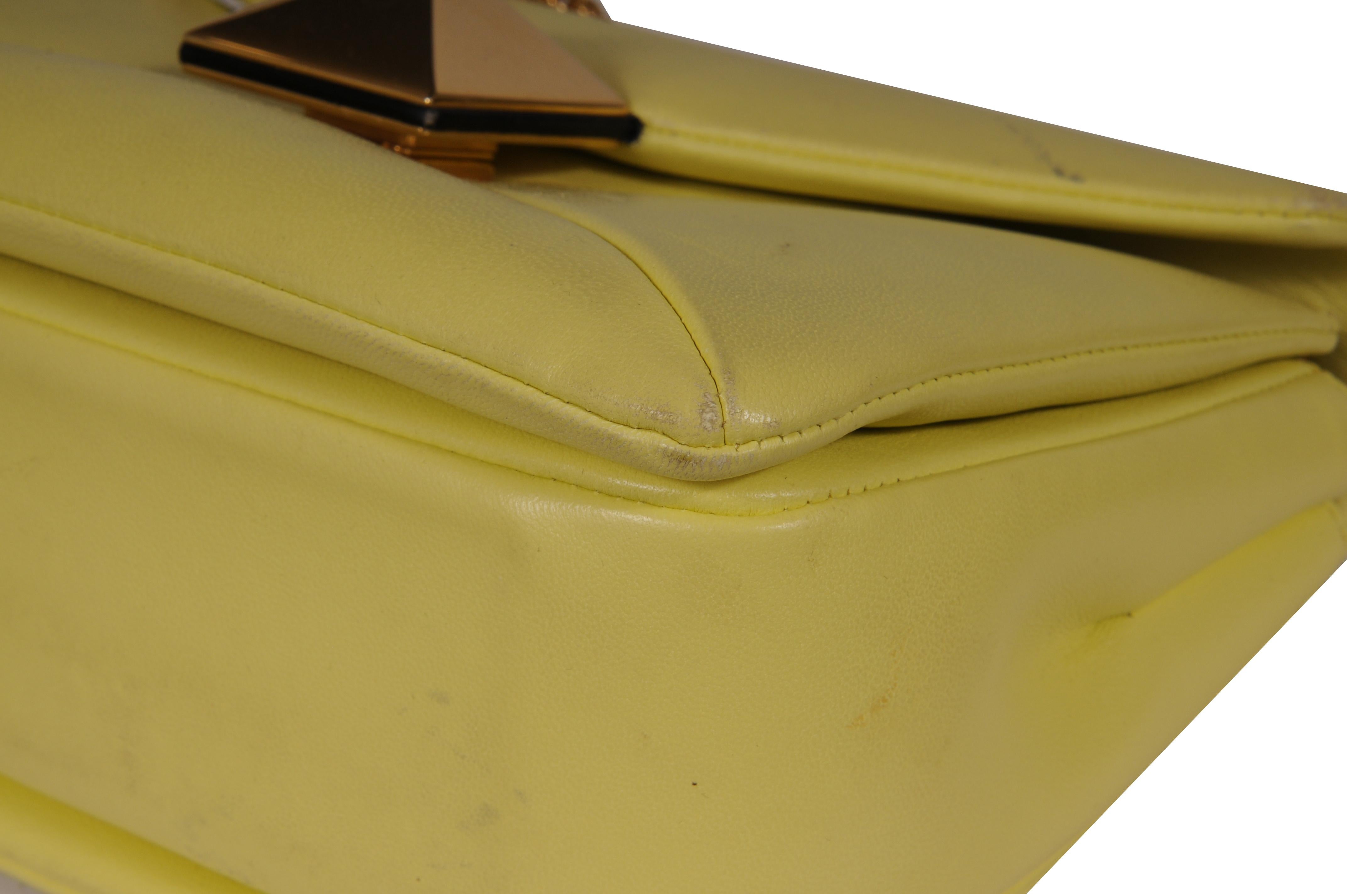 Valentino Womens One Stud Chain Shoulder Bag Yellow Leather Crossbody Tote Bag en vente 5