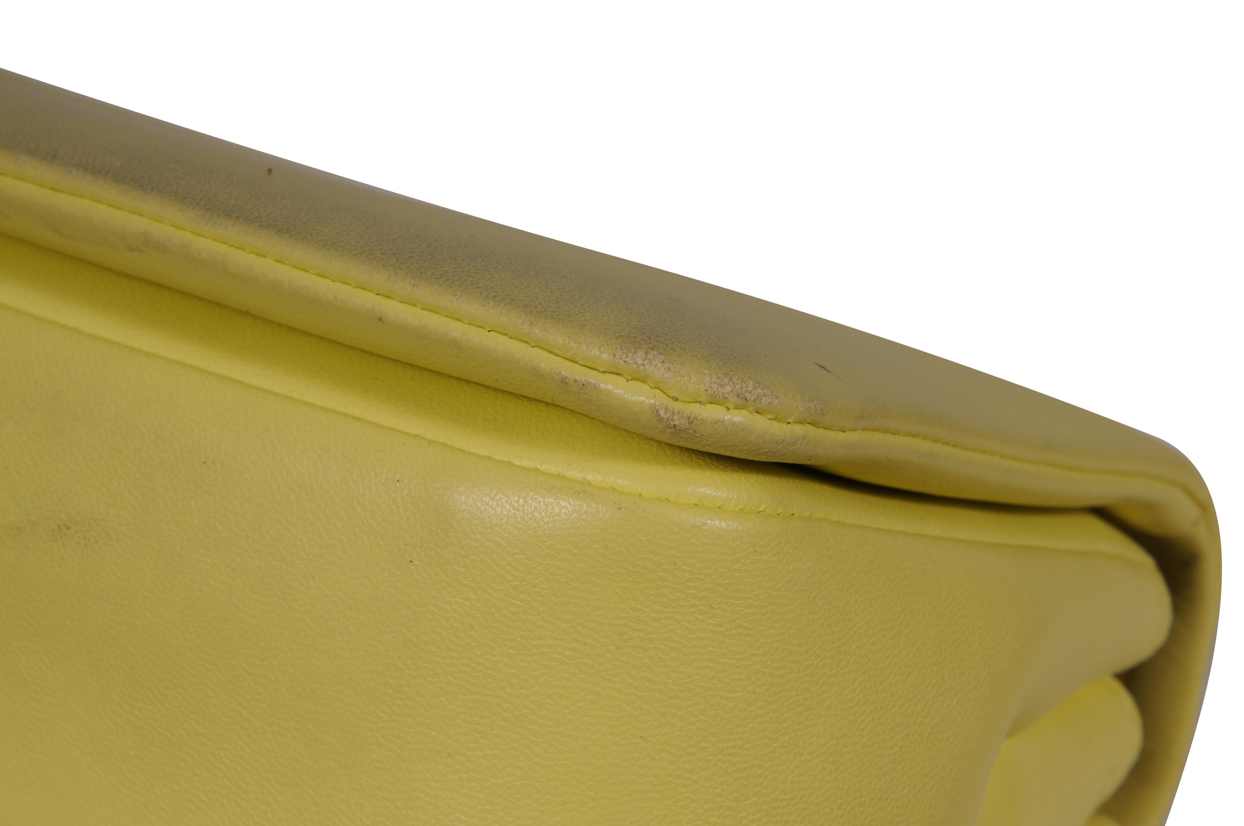 Valentino Womens One Stud Chain Shoulder Bag Yellow Leather Crossbody Tote Bag en vente 7