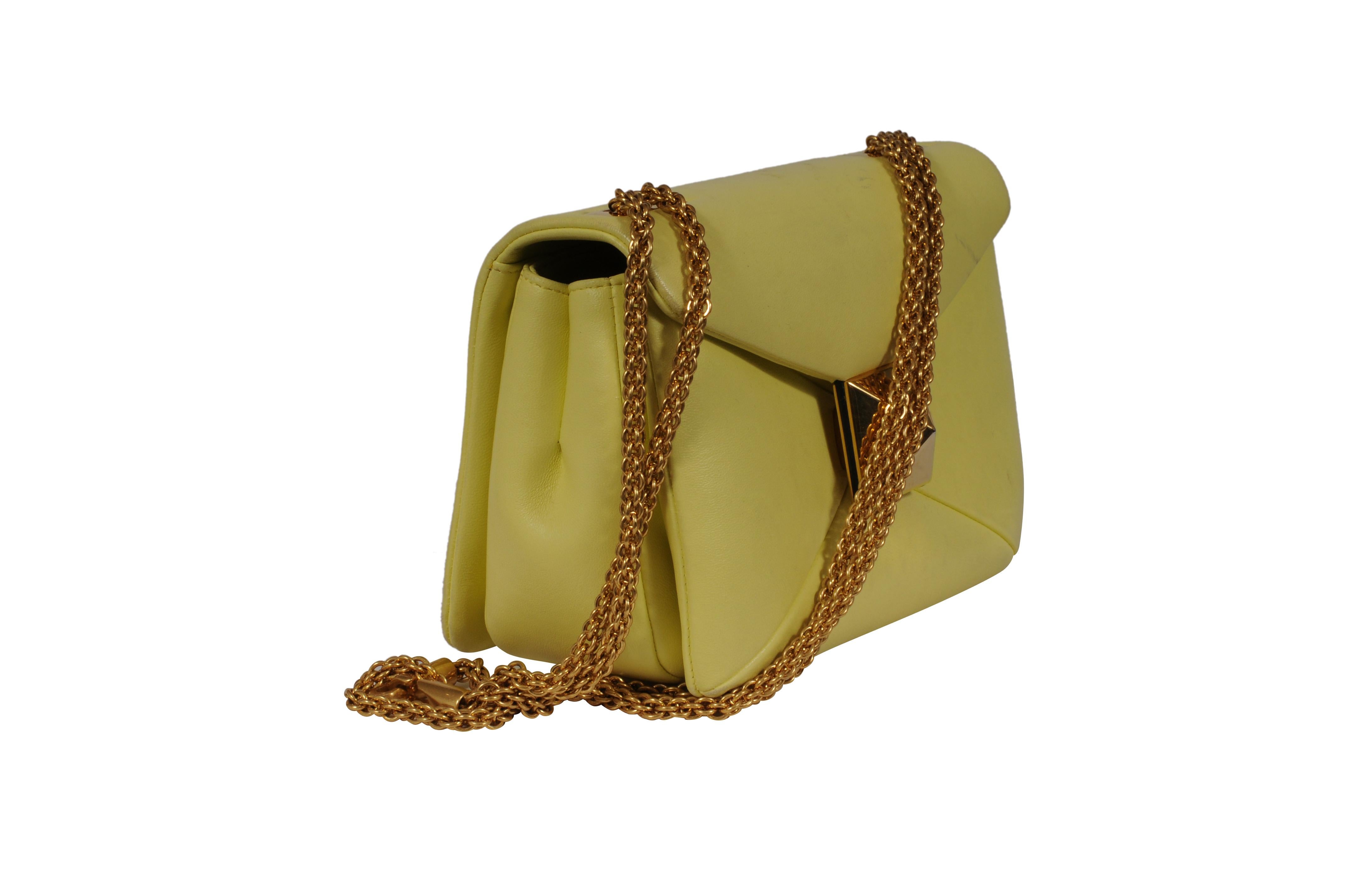 Valentino Womens One Stud Chain Shoulder Bag Yellow Leather Crossbody Tote Bag en vente 2