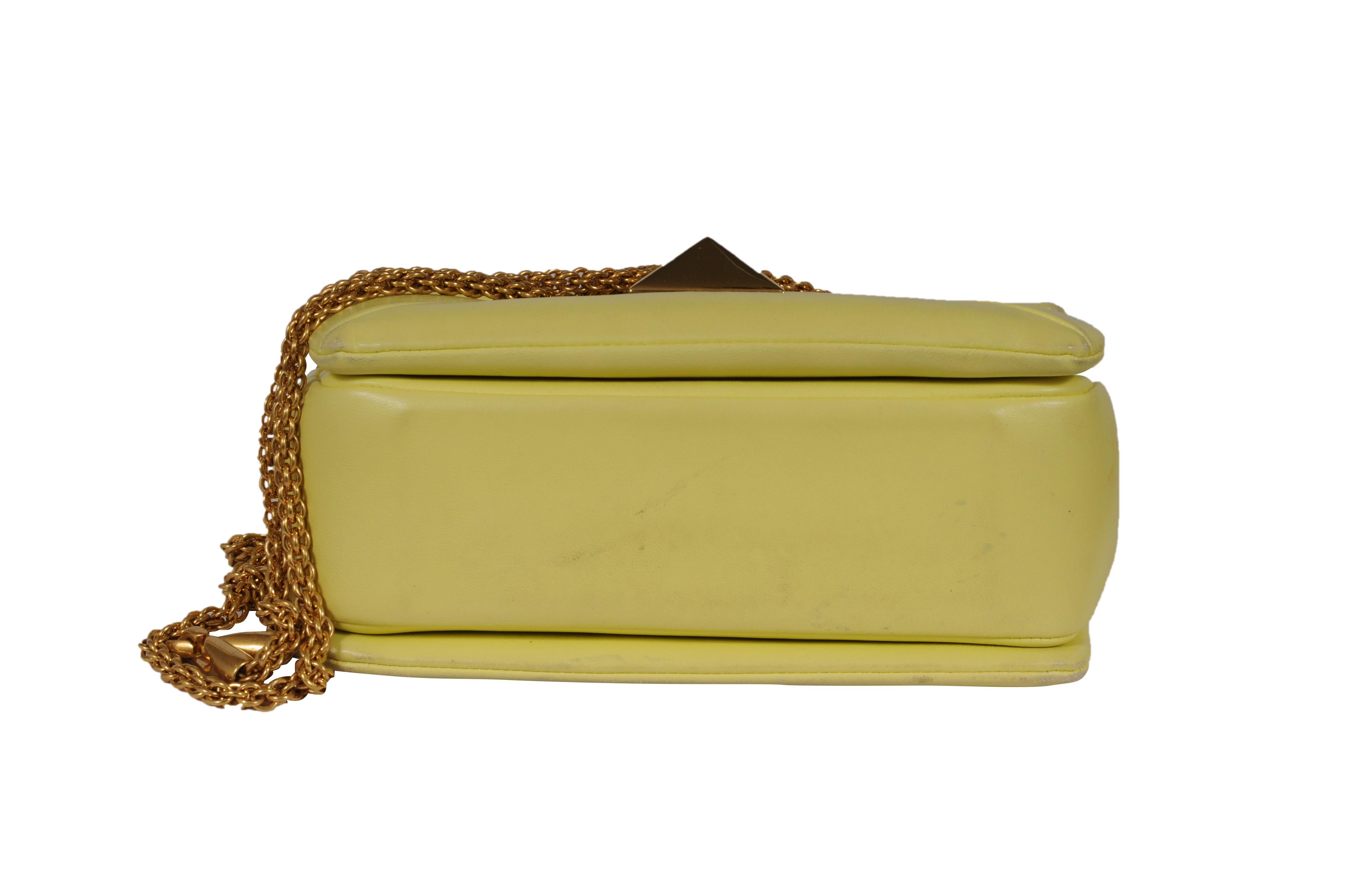 Valentino Womens One Stud Chain Shoulder Bag Yellow Leather Crossbody Tote Bag en vente 3