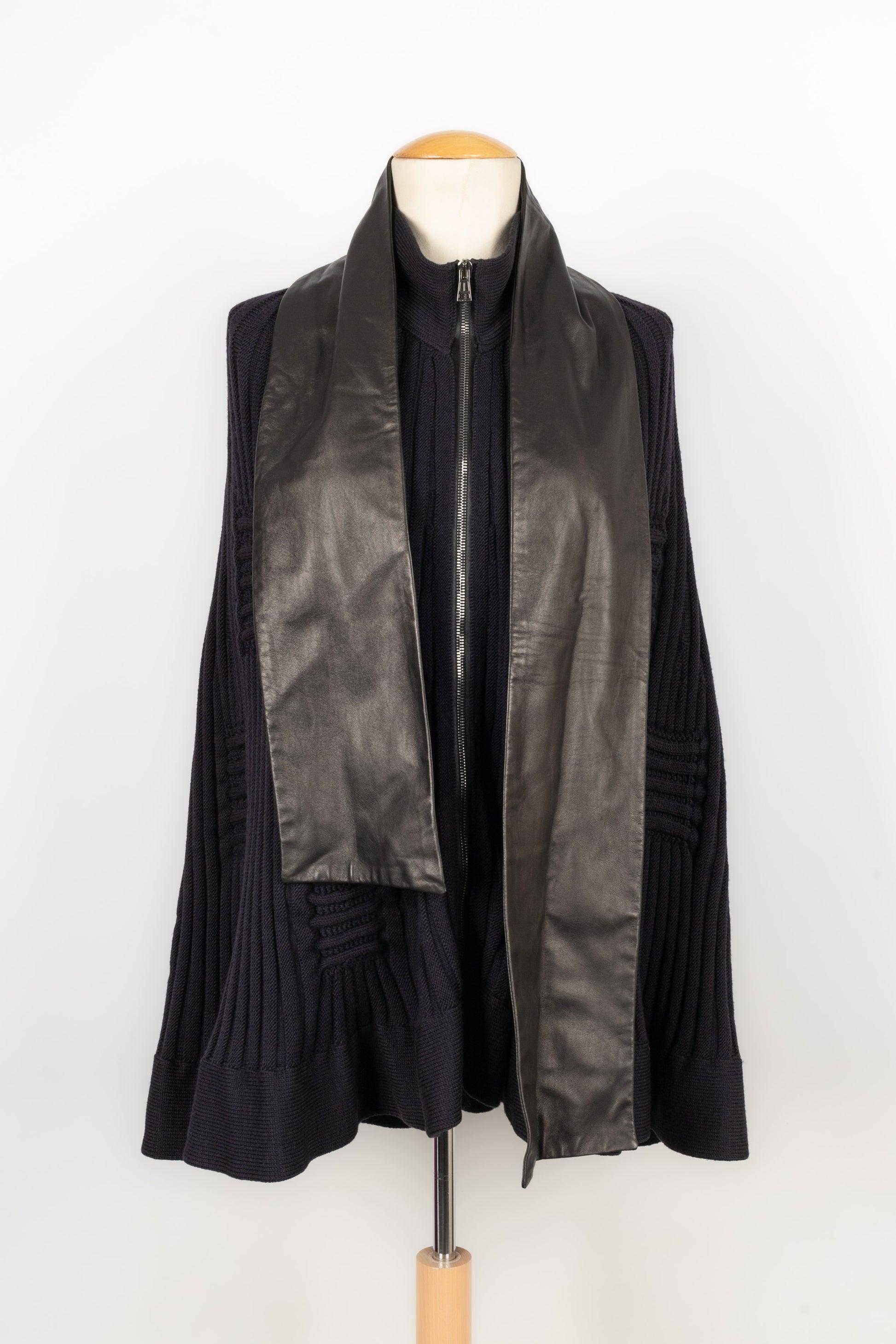 Valentino - (Made in Italy) Dark blue new wool cape with a black leather ascot tie. Indicated size L, it fits a 40FR.

Additional information:
Condition: Very good condition
Dimensions: Length: 75 cm

Seller Reference: M102