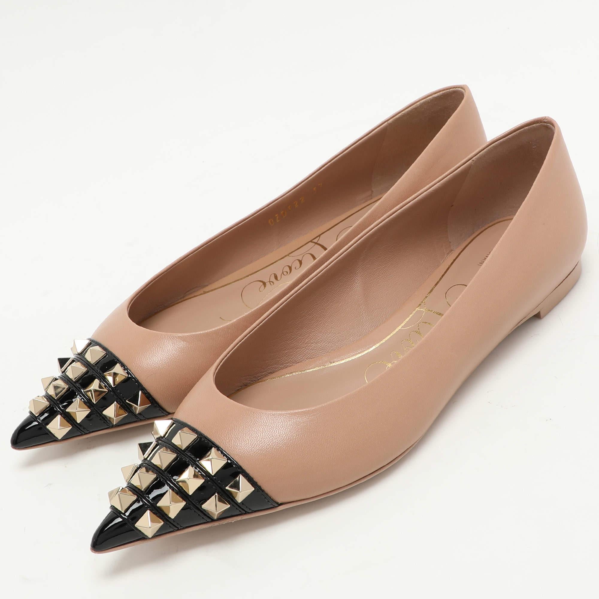 Défini par le confort et le style sans effort  Aucune garde-robe n'est jamais complète sans une paire de ballerines chics. Cette paire est ravissante et rehaussée des clous caractéristiques.