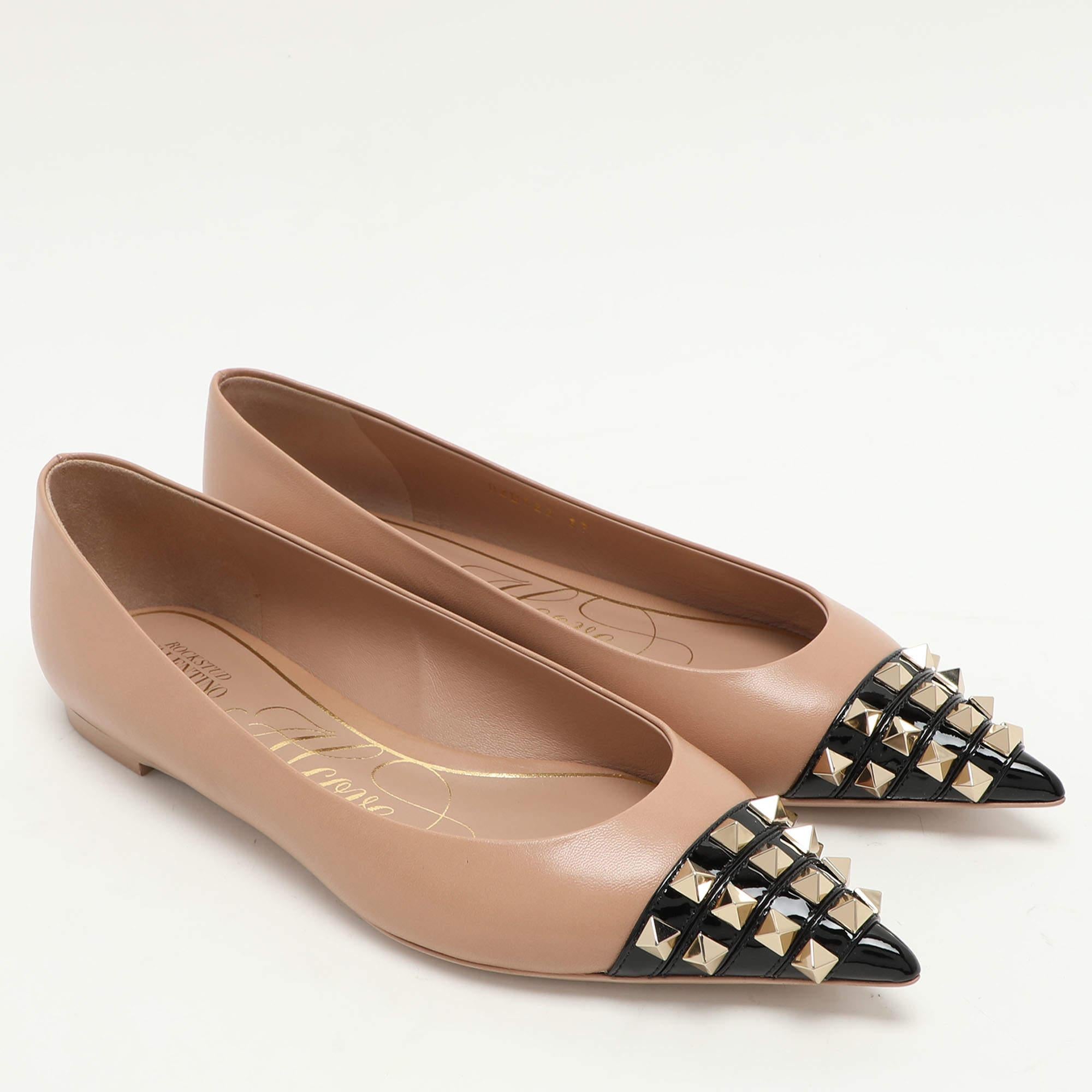 Valentino x Alcove - Chaussures de ballet à bout clouté Rockstud en cuir beige, taille 37 Neuf - En vente à Dubai, Al Qouz 2