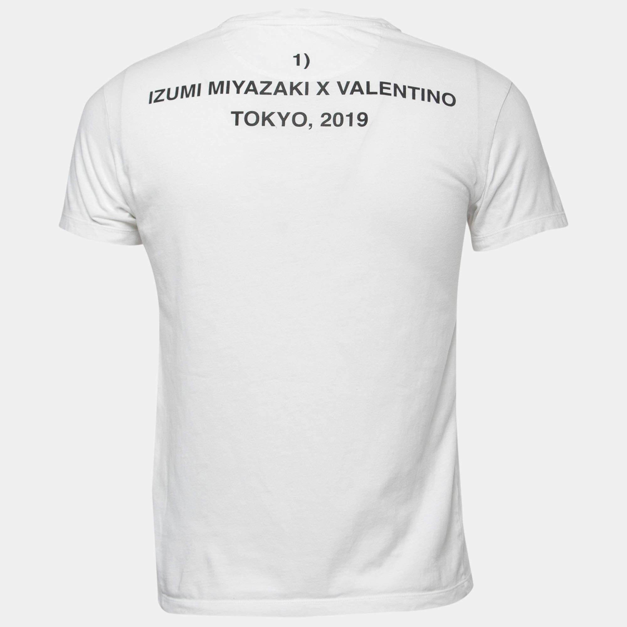 Mit diesem T-Shirt von Valentino X Izumi Miyazaki können Sie sich den ganzen Tag lang wohlfühlen. Das weiße T-Shirt mit Rundhalsausschnitt, auffälligem Druck und kurzen Ärmeln ist wunderschön genäht und garantiert Qualität und schlichten Stil.

