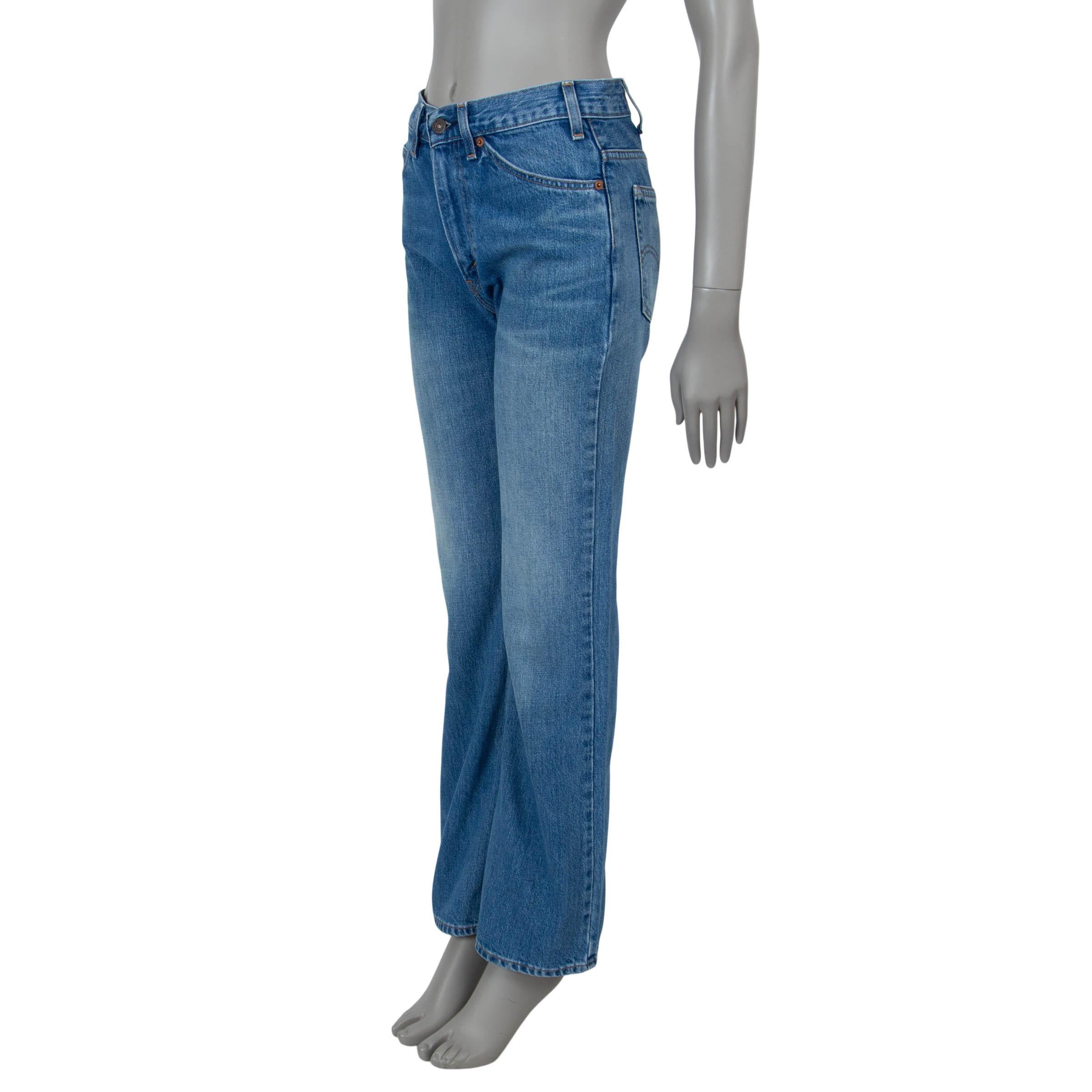 Questi jeans 100% autentici di Valentino x Lewis 517 in cotone denim blu lavato (100%) offrono una silhouette di ispirazione rétro con un tocco moderno. Progettati a vita alta e a gamba dritta, presentano un classico design a cinque tasche per un