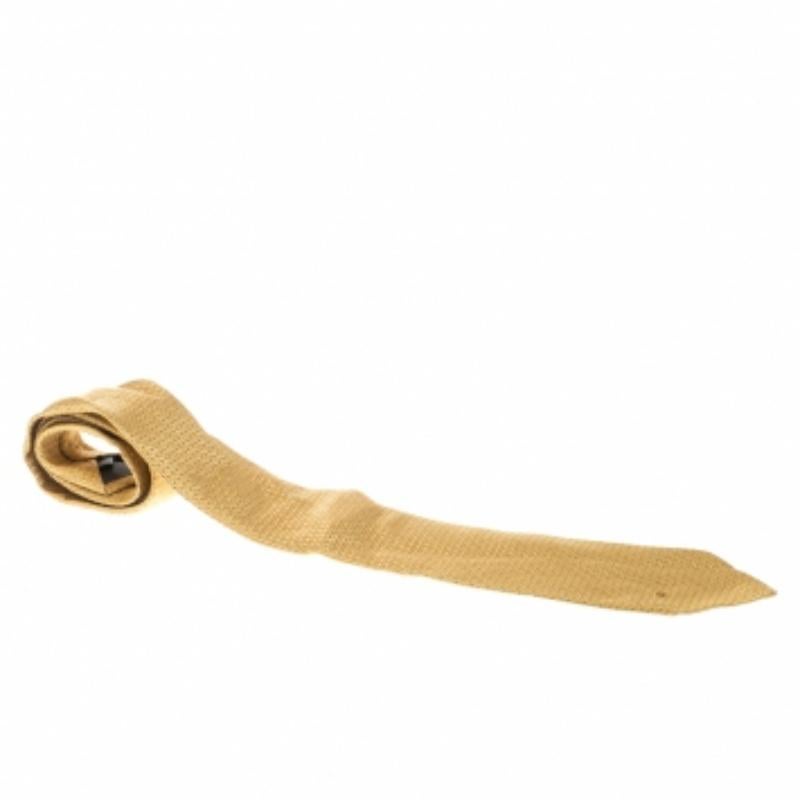 Complementa tu elegante americana con esta corbata amarilla de Valentino. Está hecha de seda 100% y presenta un estampado de puntos por toda ella. Lleva una etiqueta de la marca cosida a mano en la parte trasera y es perfecta para complementar tu