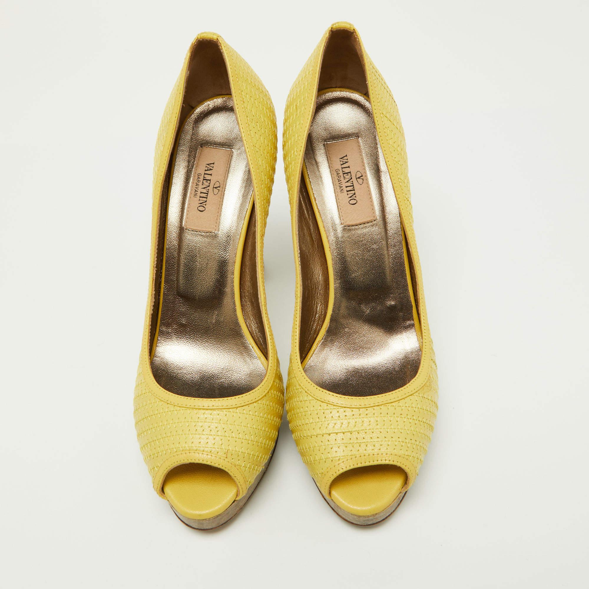 Beige Valentino, pelle ricamata gialla, punta aperta e plateau, misura 37 in vendita