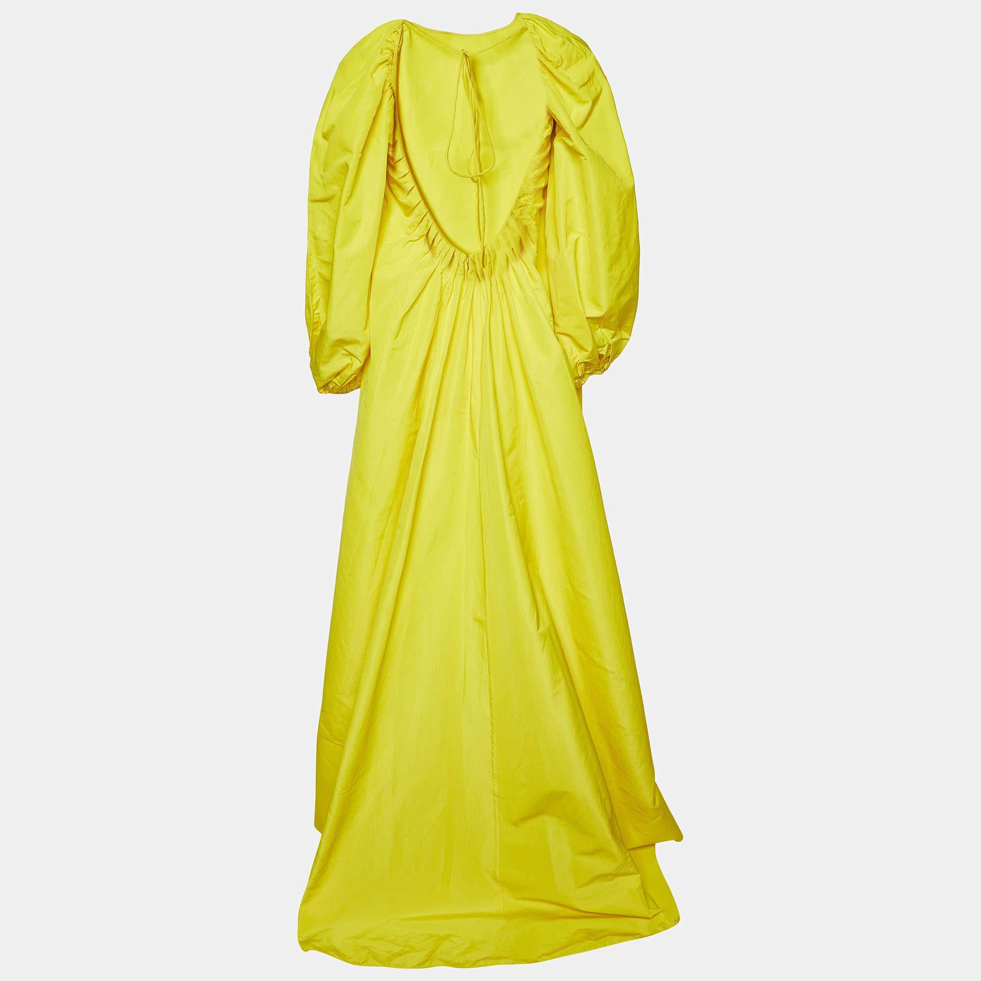 This Valentino maxi dress is a fashionable and versatile piece that exudes elegance and comfort. With its long silhouette, it provides a flattering and feminine look. Designed with chic details and unique cuts, it effortlessly combines fashion and