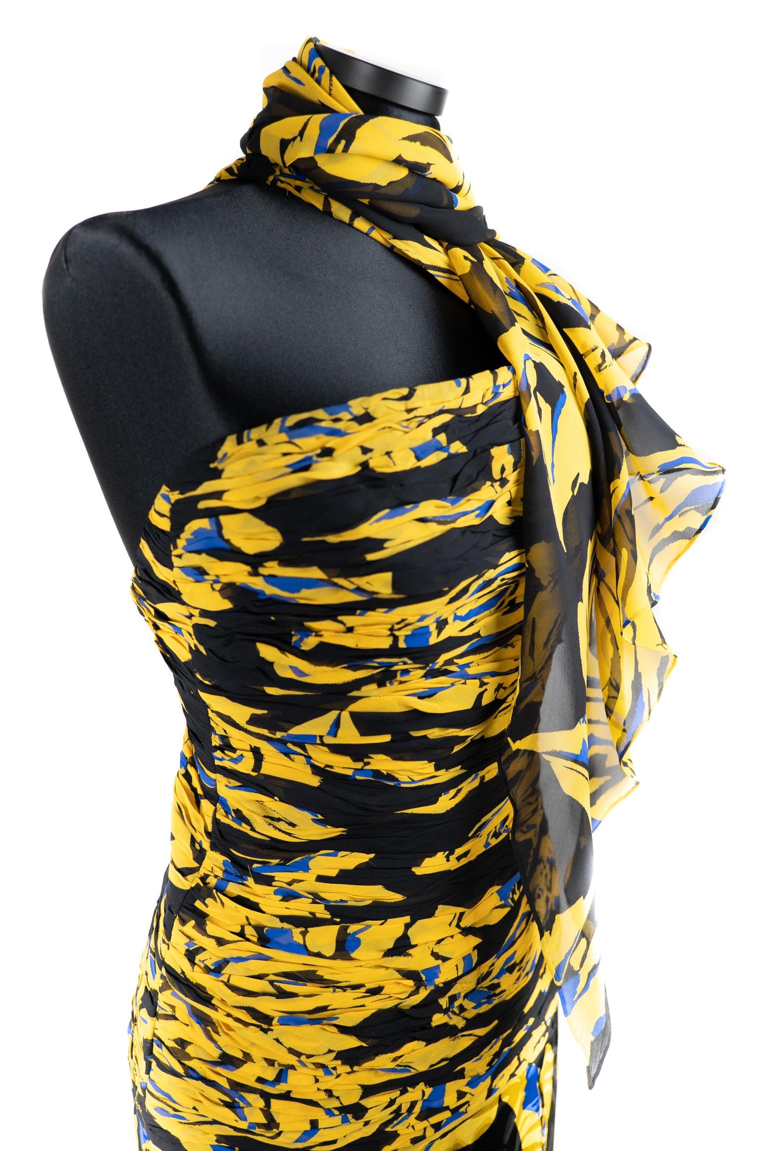 Valentino Boutique Night Dress plus scarf en pendant. Circa 1979.
The composition and size labels are missing.
This Valentino dress is made from a double layered silk chiffon designed with a rose print of blue, goldenrod, and black. The bodice of