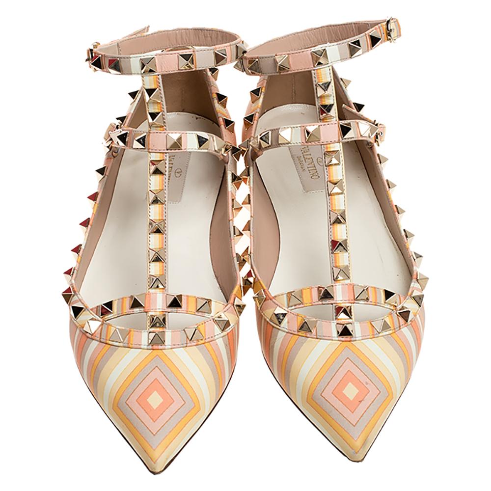 How can one not fall in love with these ballerina flats by Valentino! They've been beautifully crafted from leather and come with signature prints. They are styled with pointed toes and signature Rockstuds on the straps that form a cage silhouette