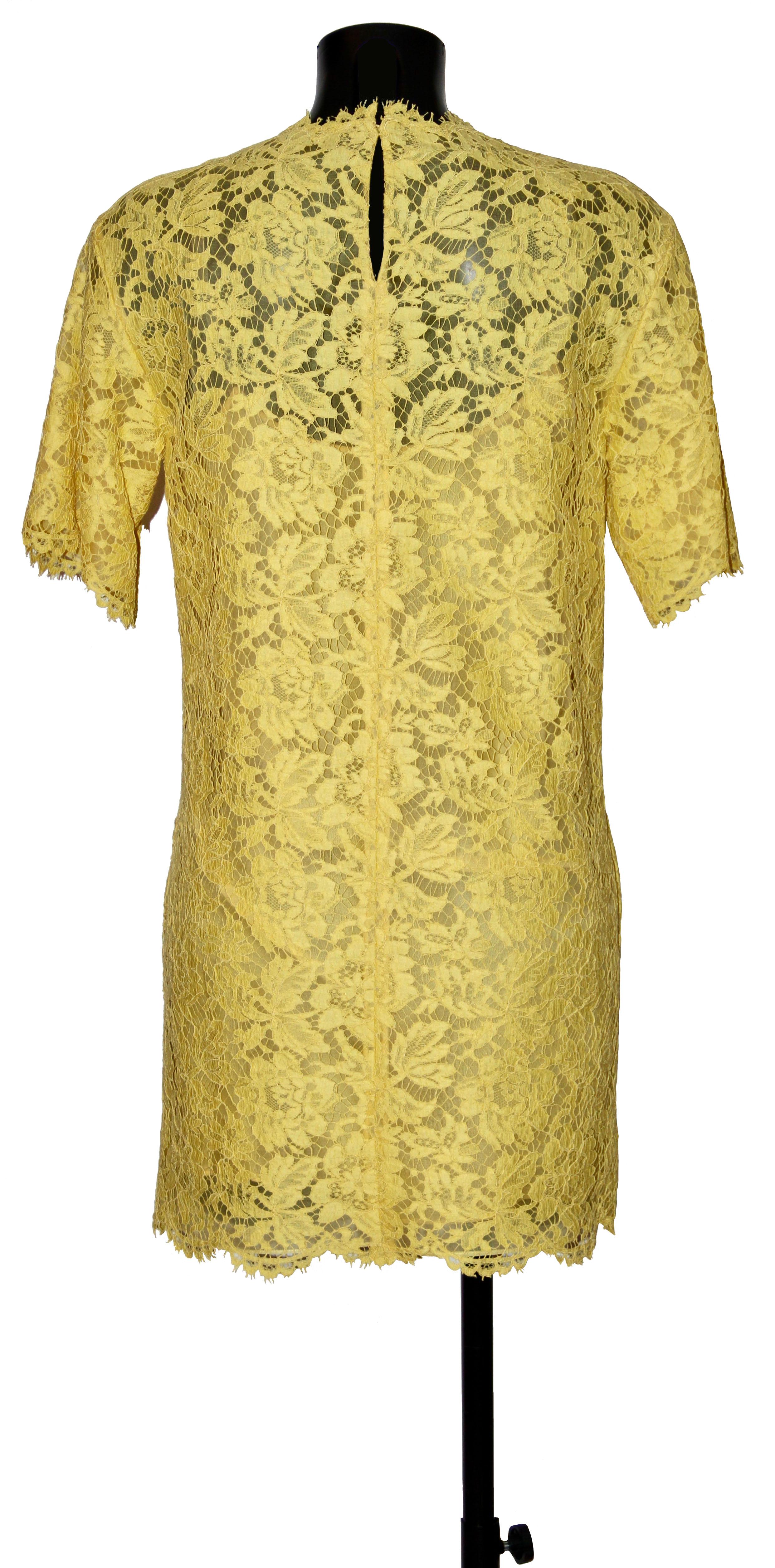 This pre-owned but new floral pattern lace dress from Valentino is a classic to be worn day or night. 

Fabric: Outer fabric: 77% cotton, 17% rayon, 6% polyamide - Inner fabric: 100% silk
Lining: 91% silk, 9% elastane
Color: yellow
Size: