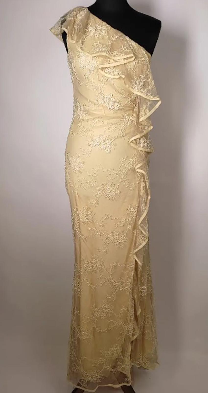 VALENTINO

YELLOW LACE LONG ONE SHOULDER GOWN DRESS 
Decorated with ruffles
Embroidered


Size US 6

 Pre-owned, very good condition!
  100% authentic guarantee 

       PLEASE VISIT OUR STORE FOR MORE GREAT ITEMS


os