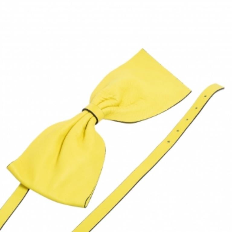 Gli accessori possono elevare senza sforzo un outfit, e cosa c'è di meglio di questa splendida cintura! Proveniente dalla Maison Valentino, questa cintura ti garantisce solo eleganza e stile. È realizzata in pelle gialla e presenta un fiocco