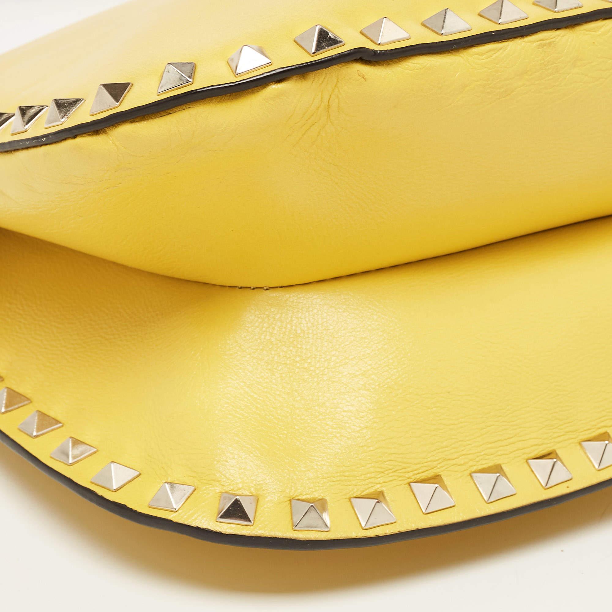 Valentino Yellow Leather Rockstud Trapeze Shoulder Bag In Good Condition In Dubai, Al Qouz 2
