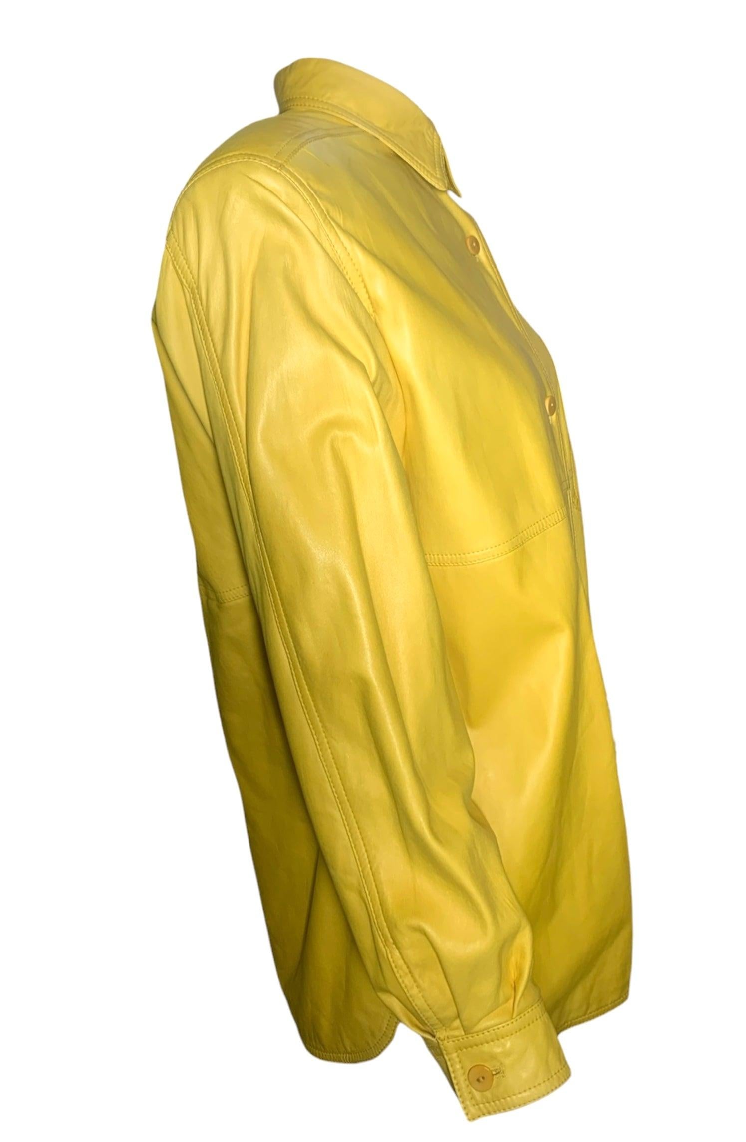 Valentino butterweiche Hemdjacke aus goldgelbem Lammnappa-Leder. Dieses leichte Leder eignet sich für unzählige Lagen-Silhouetten. Der verspielte und leuchtende Gelbton erinnert uns an die Gelbtöne, die Alessandro Michele in seiner ersten
