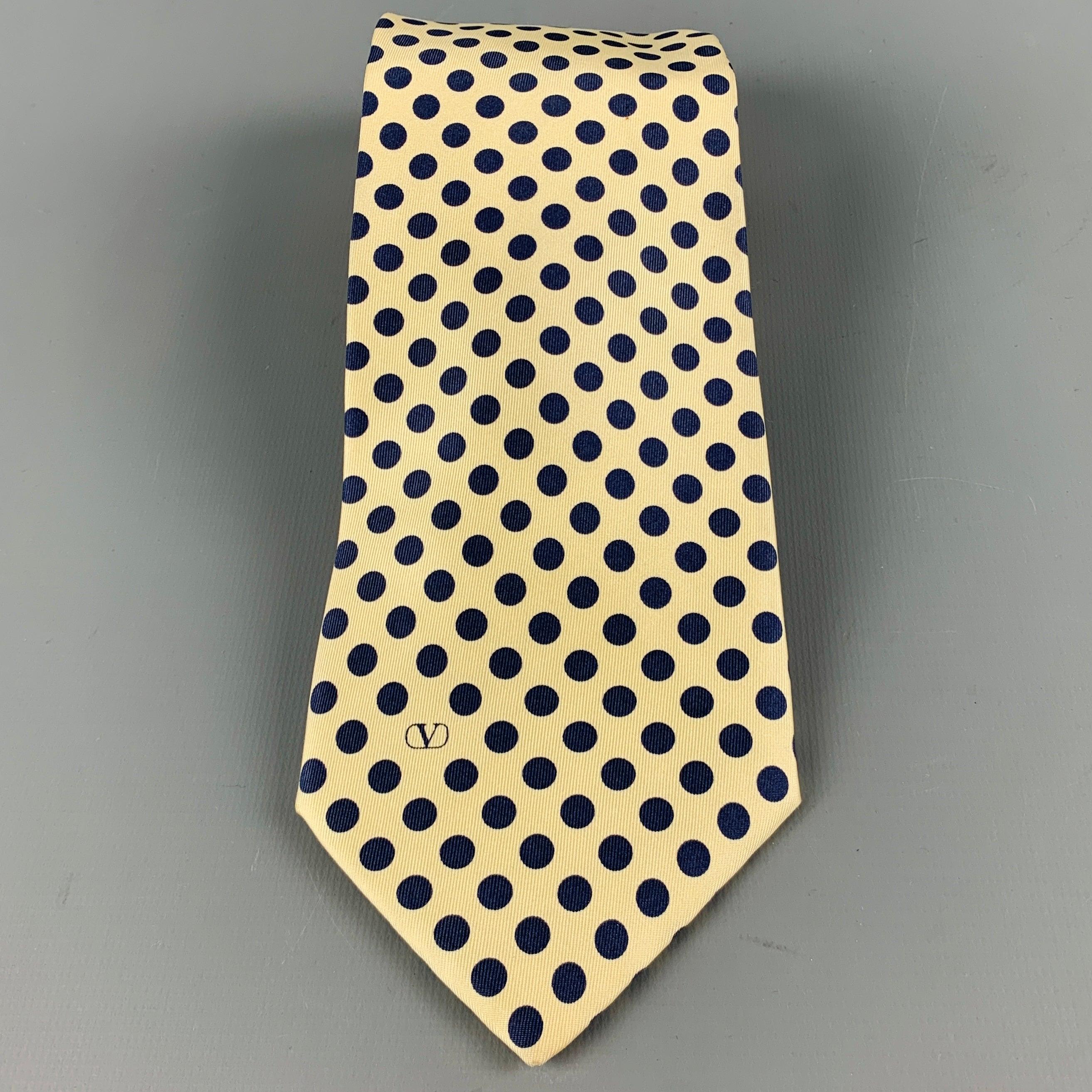 Vintage VALENTINO
necktie in a
yellow silk fabric featuring a navy dots pattern and signature Valentino monogram. Made in Italy.Very Good Pre-Owned Condition. Minor mark. 

Measurements: 
  Width: 3.75 inches Length: 58 inches 
  
  
 
Reference