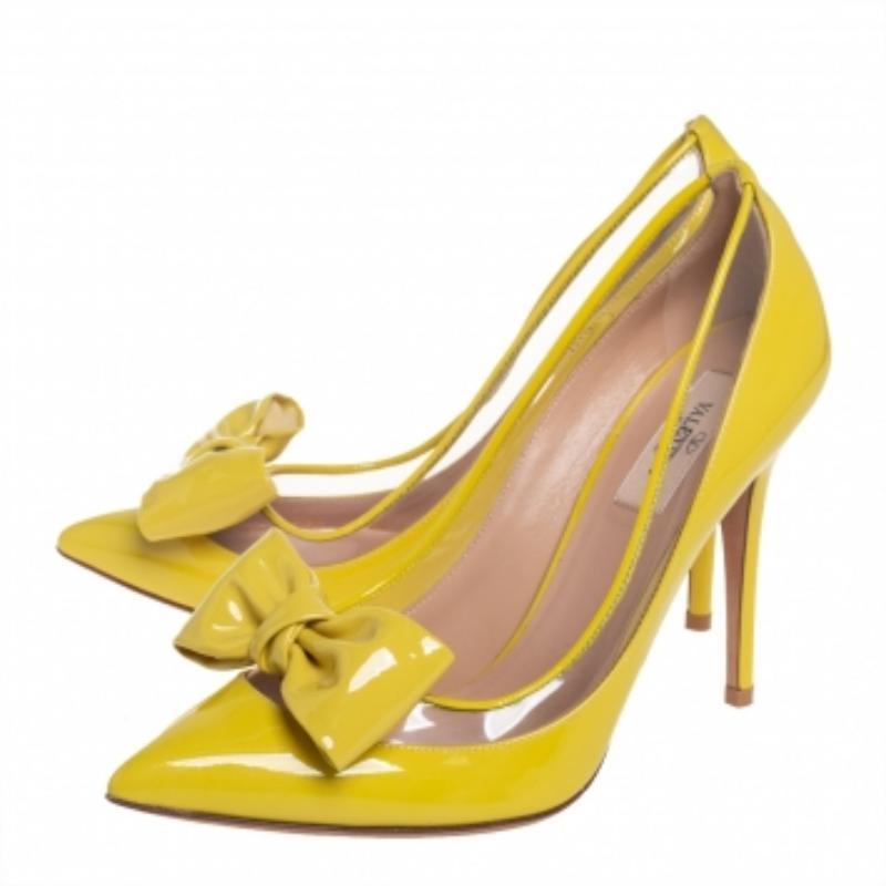 Valentino Yellow Patent Leather And PVC Bow Pointed Toe Pumps Size 39 In Good Condition For Sale In Dubai, Al Qouz 2