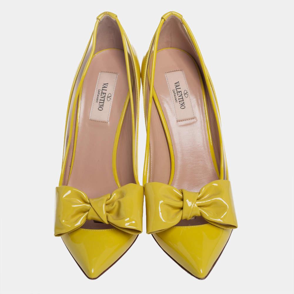 Valentino Yellow Patent Leather And PVC Bow Pointed Toe Pumps Size 39 In New Condition For Sale In Dubai, Al Qouz 2