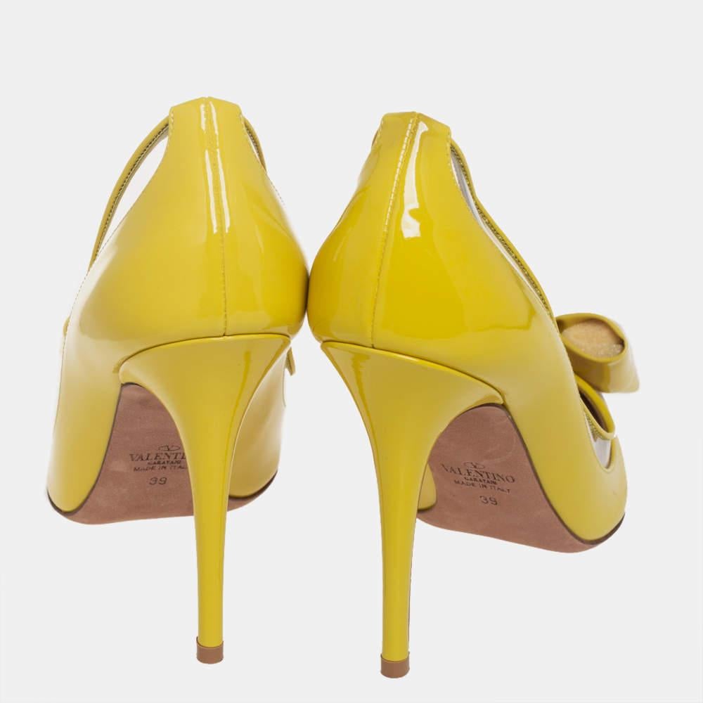 Women's Valentino Yellow Patent Leather And PVC Bow Pointed Toe Pumps Size 39 For Sale