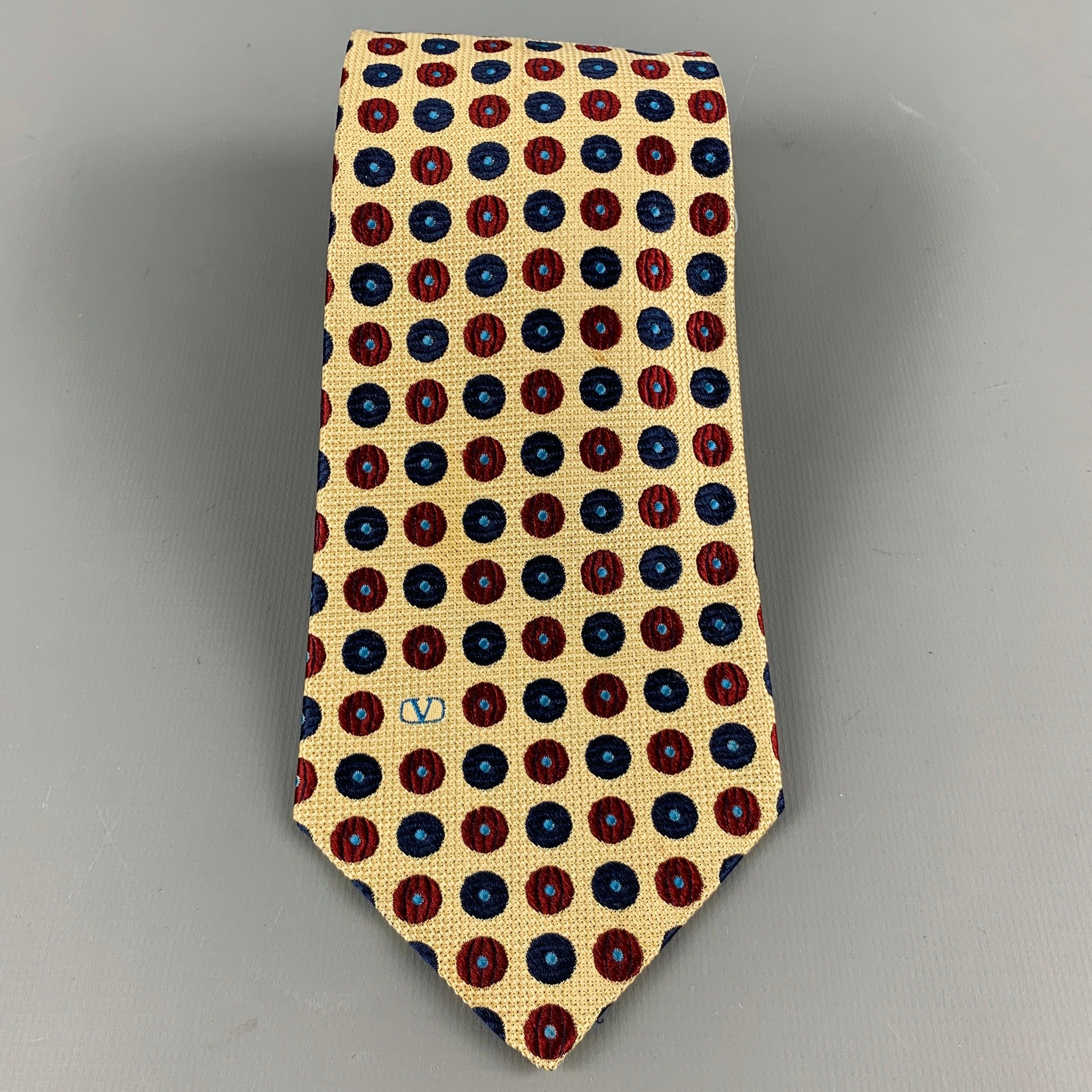 Vintage VALENTINO
Krawatte in einer
gelber Seidenstoff mit rotem und blauem Punkte-Jacquard und dem charakteristischen Valentino Monogram. Made in Italy Ausgezeichneter Pre-Owned Zustand. 

Abmessungen: 
  Breite: 3,5 Zoll Länge: 57 Zoll 
  
  
