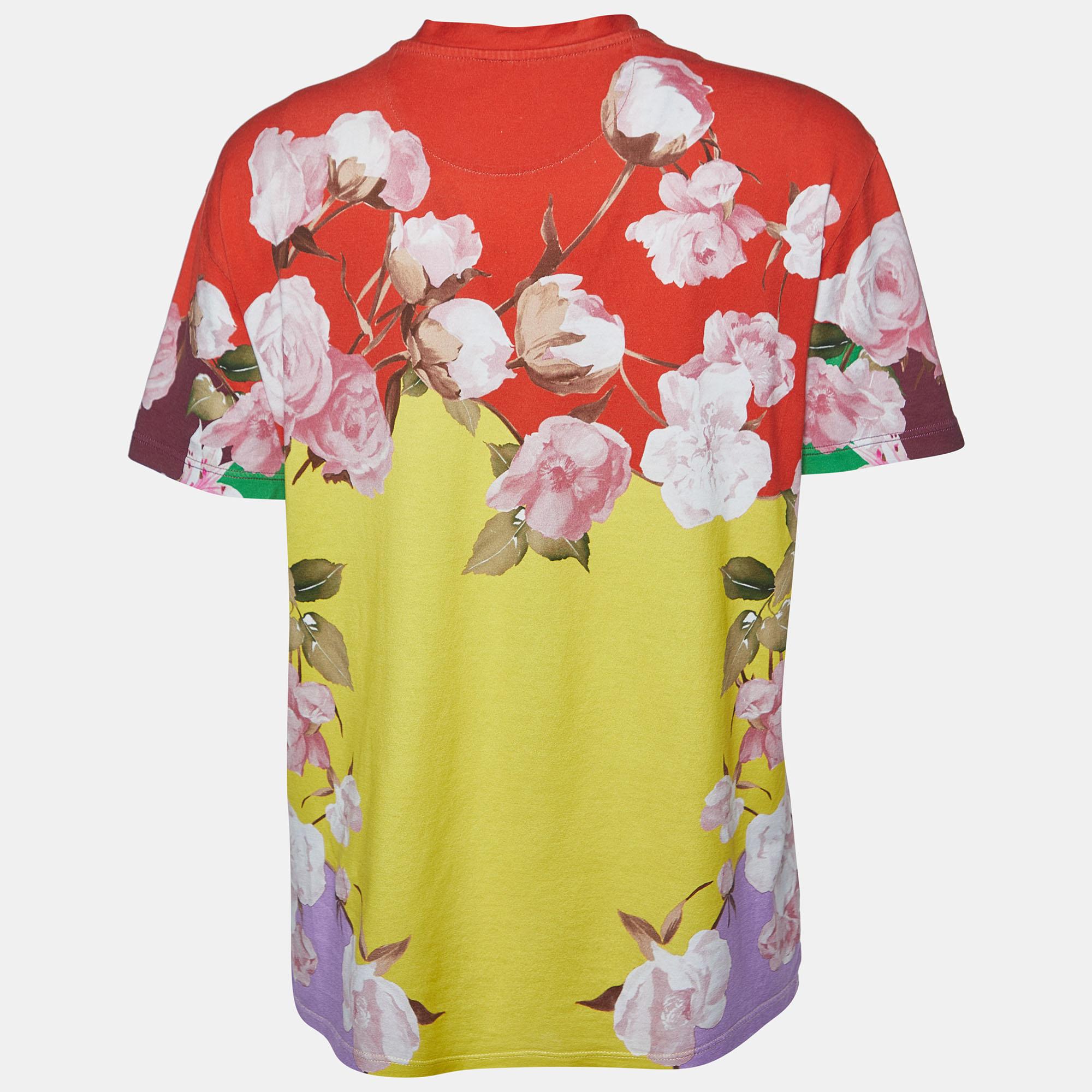A perfect combination of comfort, luxury, and style, this Valentino floral t-shirt is a must-have piece! Made from quality materials, the creation can be styled with denim pants and sneakers for a cool look.

