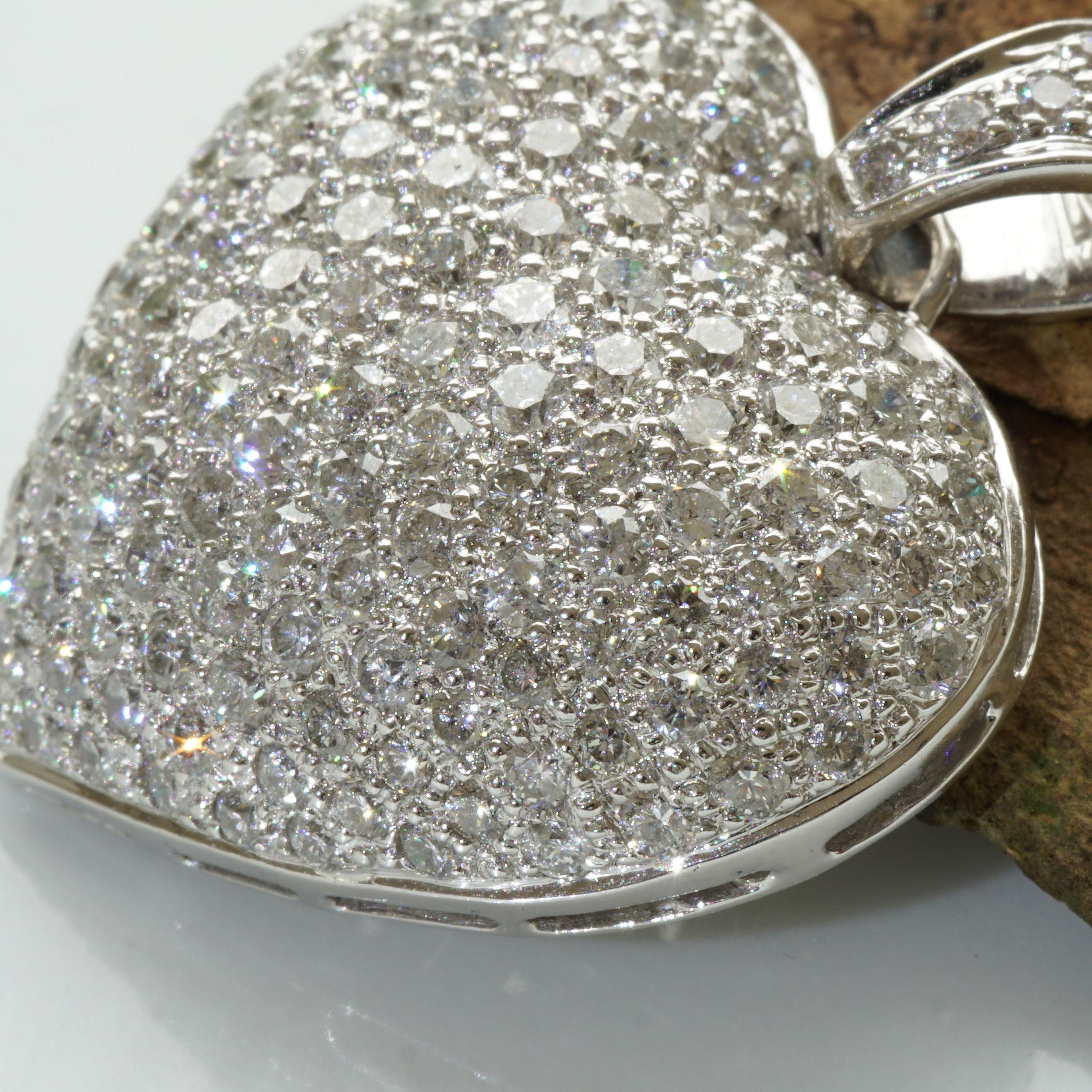 Valore stimato di circa 15.500,-- Euro

più diamanti non ce ne sono, questo ciondolo a forma di cuore Love Forever diventerà uno dei tuoi gioielli preferiti, sempre bellissimo su una catena d'oro o su fasce, in pelle o in gomma, oro bianco 18 kt,