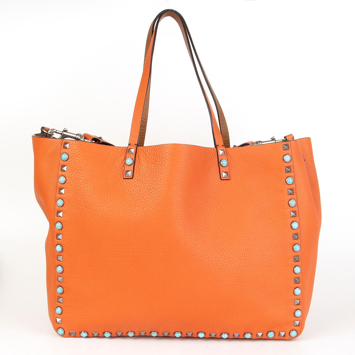 VALENTION orange tan ROLLING ROCKSTUD REVERSIBLE MEDIUM TOTE Bag In Excellent Condition In Zürich, CH