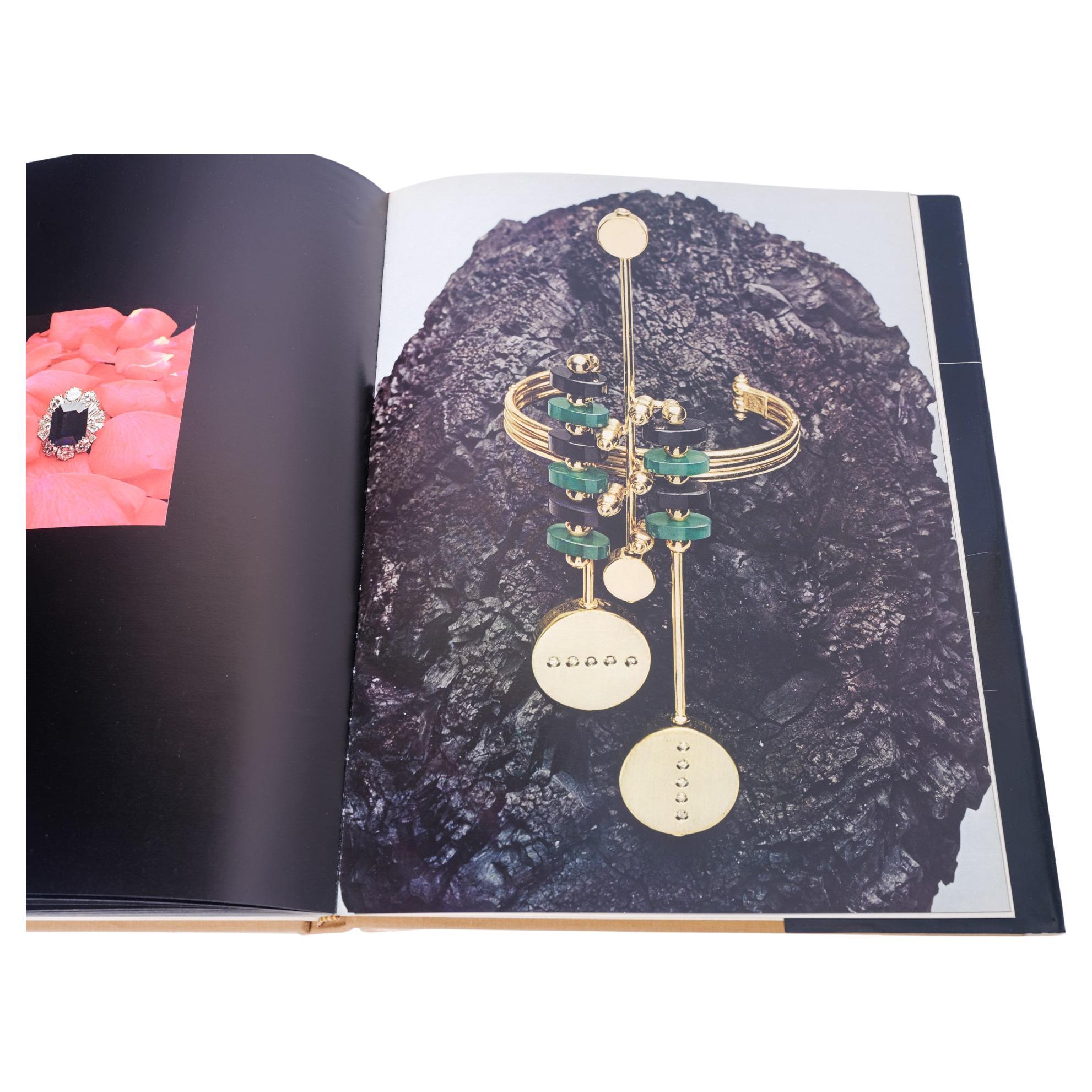 Rare Italian book on the goldsmith art of Valenza, one of the rare most famous cities in the world for the creation of jewelry.  Book tests by Libero Lenti and Gino Pugnetti.  Color photos by Mario Carrieri.

SN.