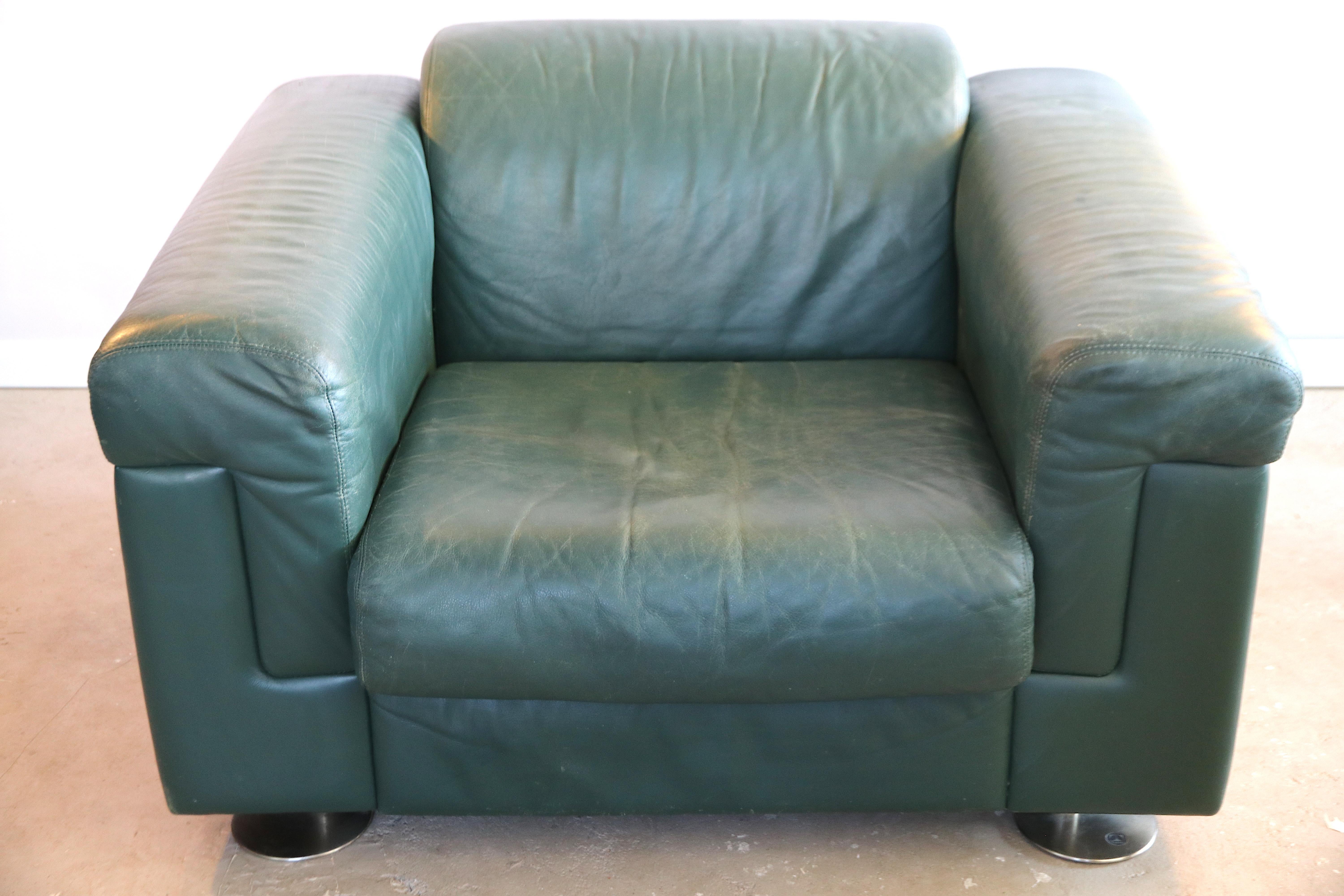 Very rare lounge or armchair of the D120 seating line designed by Valeria Borsani (the daughter of) and Alfredo Bonetti for the Tecno Company. The chair is fitted with a highly rare original green leather upholstery, in a good condition, though